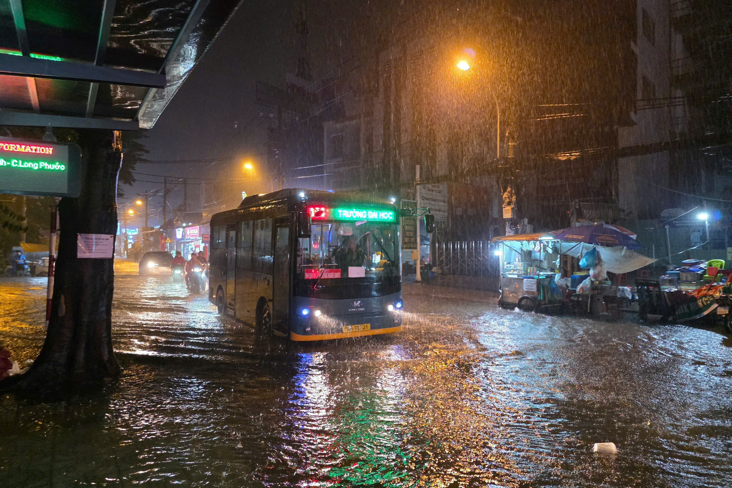 TP HCM mưa lớn kéo dài, đường ngập, hàng loạt xe chết máy - Ảnh 2.