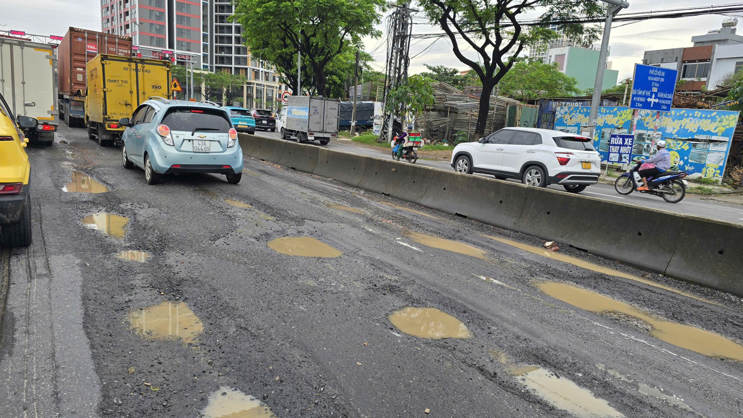 Ớn lạnh đường trung tâm Đà Nẵng như vũng trâu đầm, ổ voi chi chít - Ảnh 1.