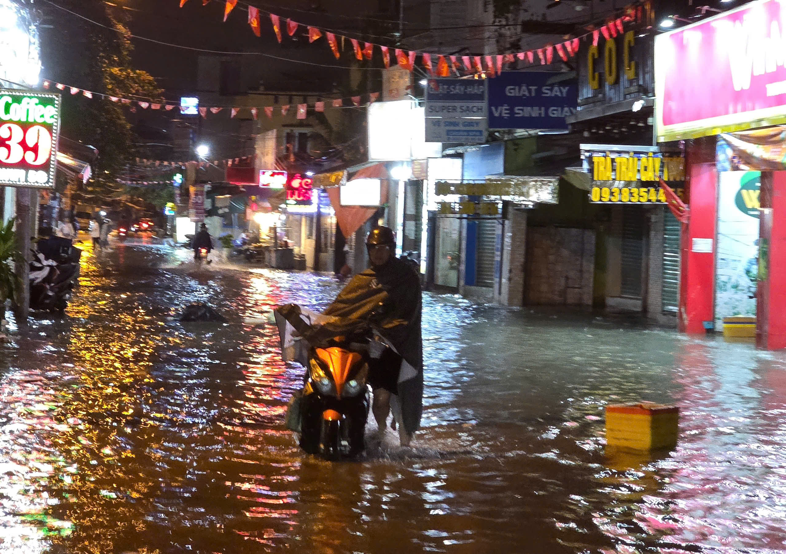 TP HCM mưa lớn kéo dài, đường ngập, hàng loạt xe chết máy - Ảnh 9.