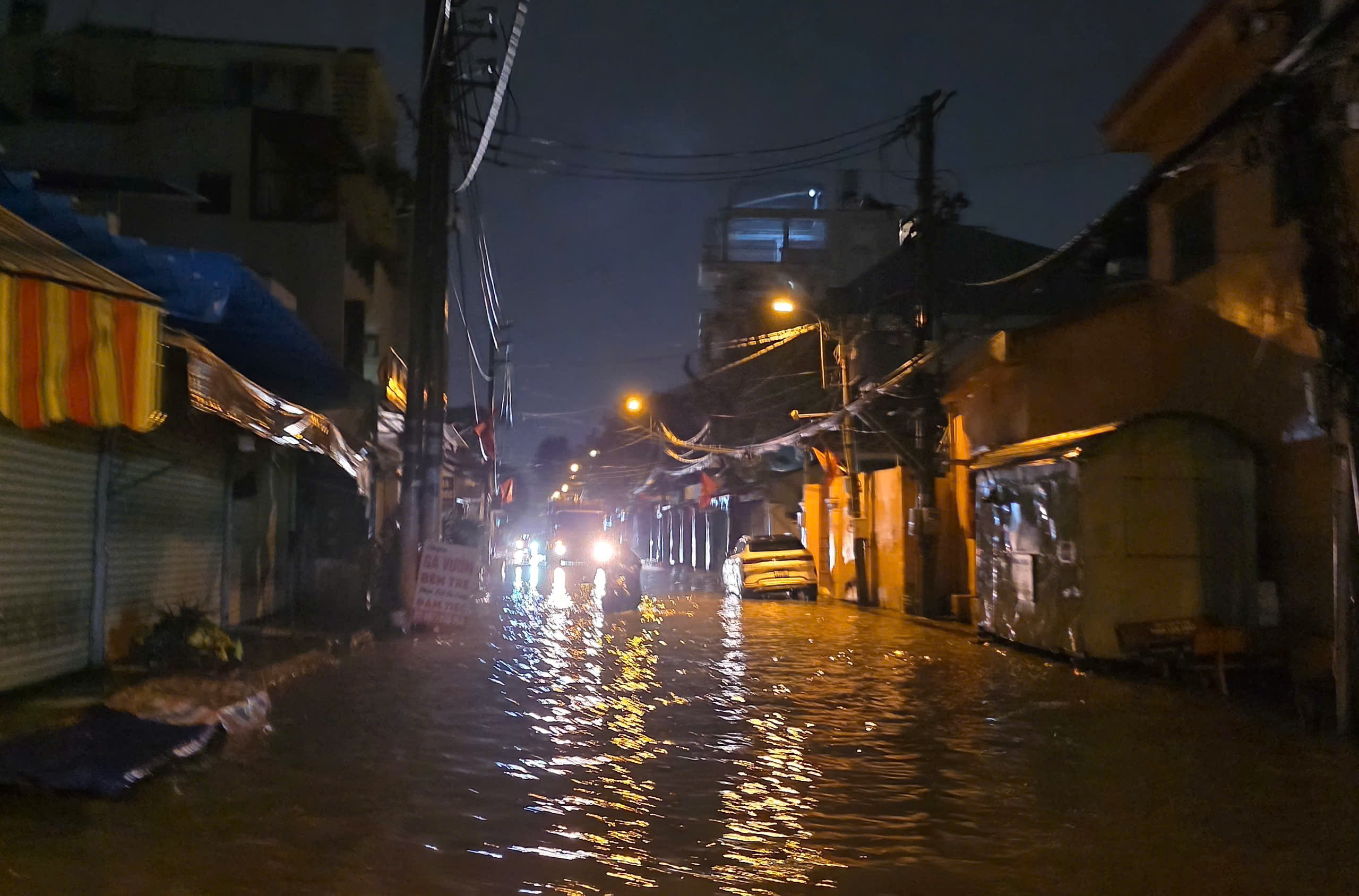 TP HCM mưa lớn kéo dài, đường ngập, hàng loạt xe chết máy - Ảnh 8.