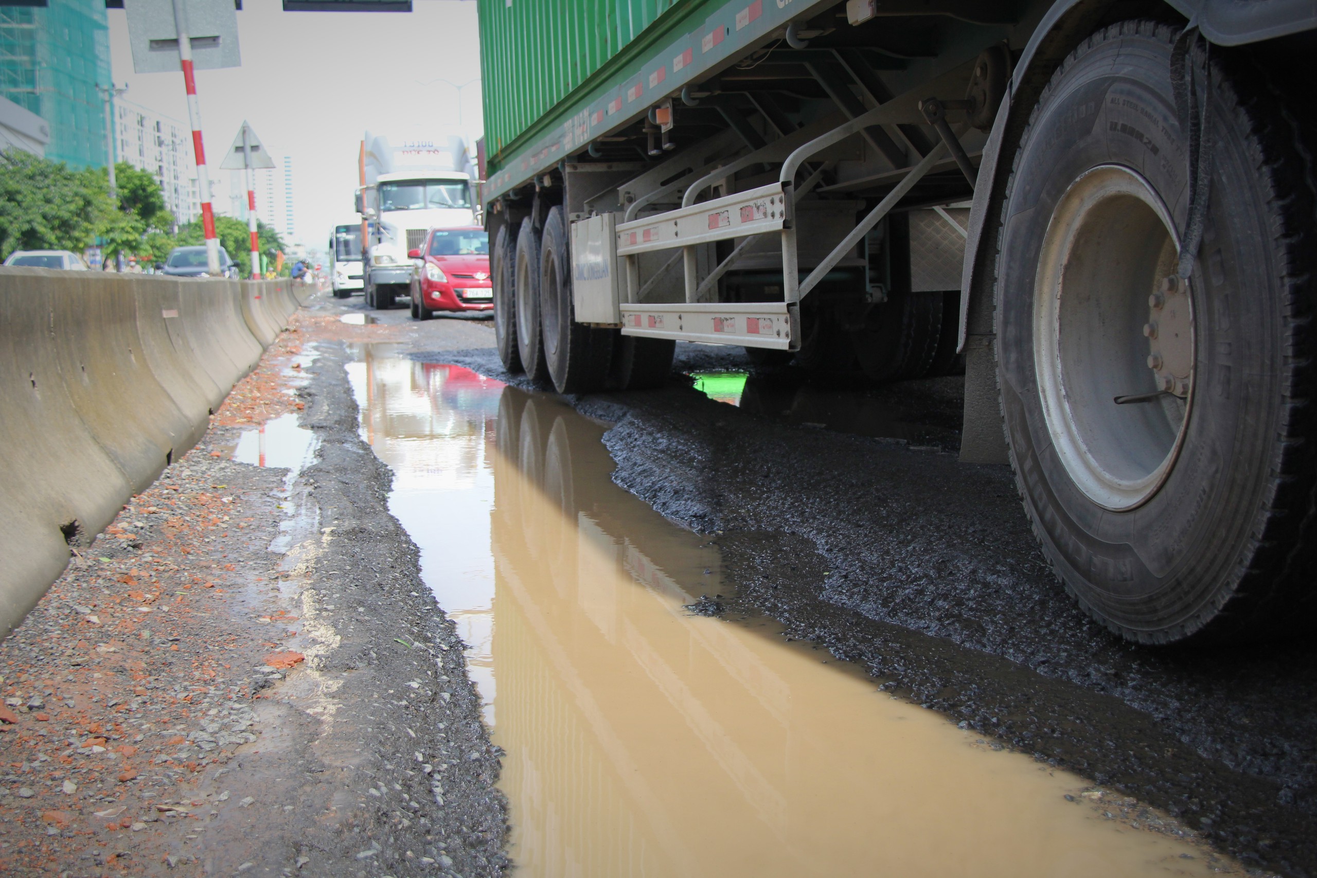 Ớn lạnh đường trung tâm Đà Nẵng như vũng trâu đầm, ổ voi chi chít - Ảnh 2.