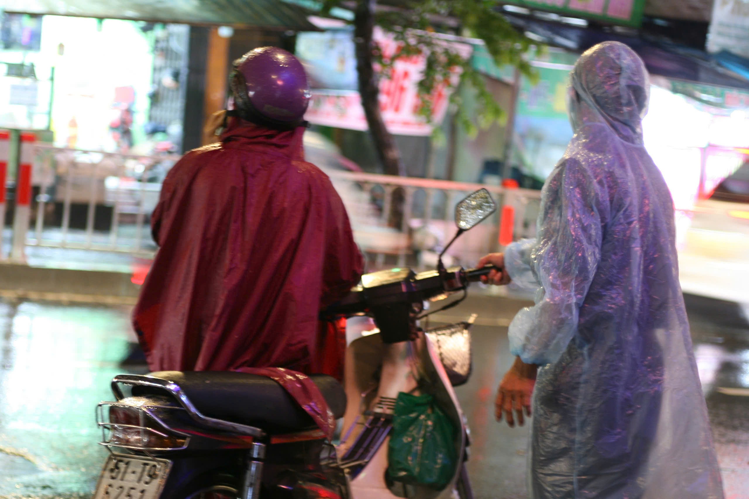 TP HCM mưa lớn kéo dài, đường ngập, hàng loạt xe chết máy - Ảnh 6.