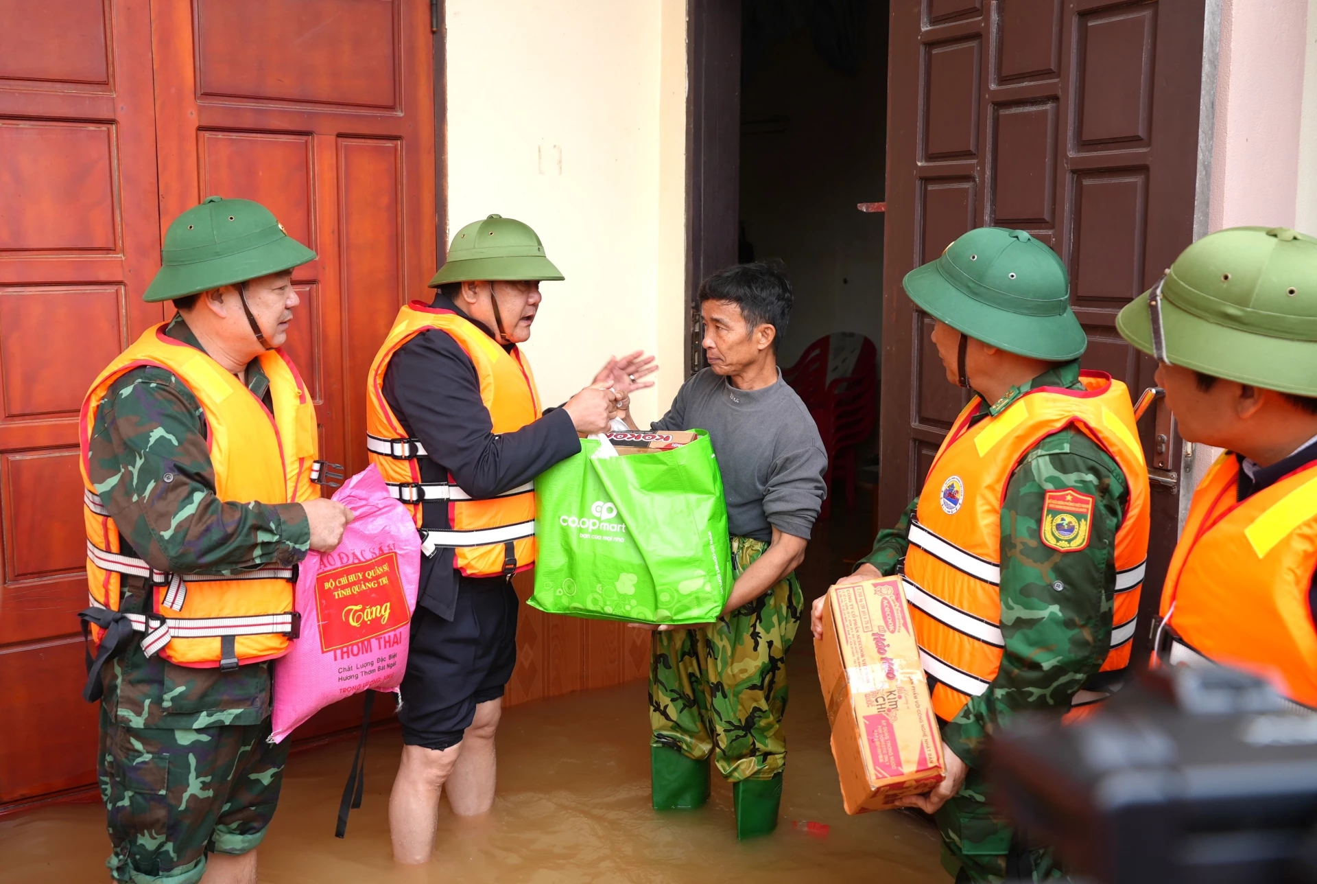 Chủ tịch tỉnh Quảng Trị thăm người dân vùng ngập lụt sau mưa lớn - Ảnh 2. Chủ tịch tỉnh Quảng Trị thăm người dân vùng ngập lụt sau mưa lớn - Ảnh 2.