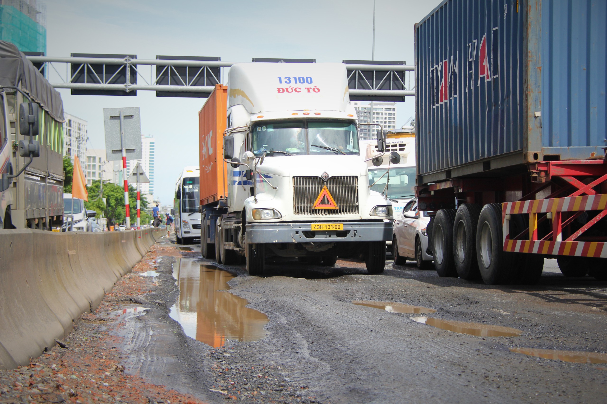 Ớn lạnh đường trung tâm Đà Nẵng như vũng trâu đầm, ổ voi chi chít - Ảnh 3.