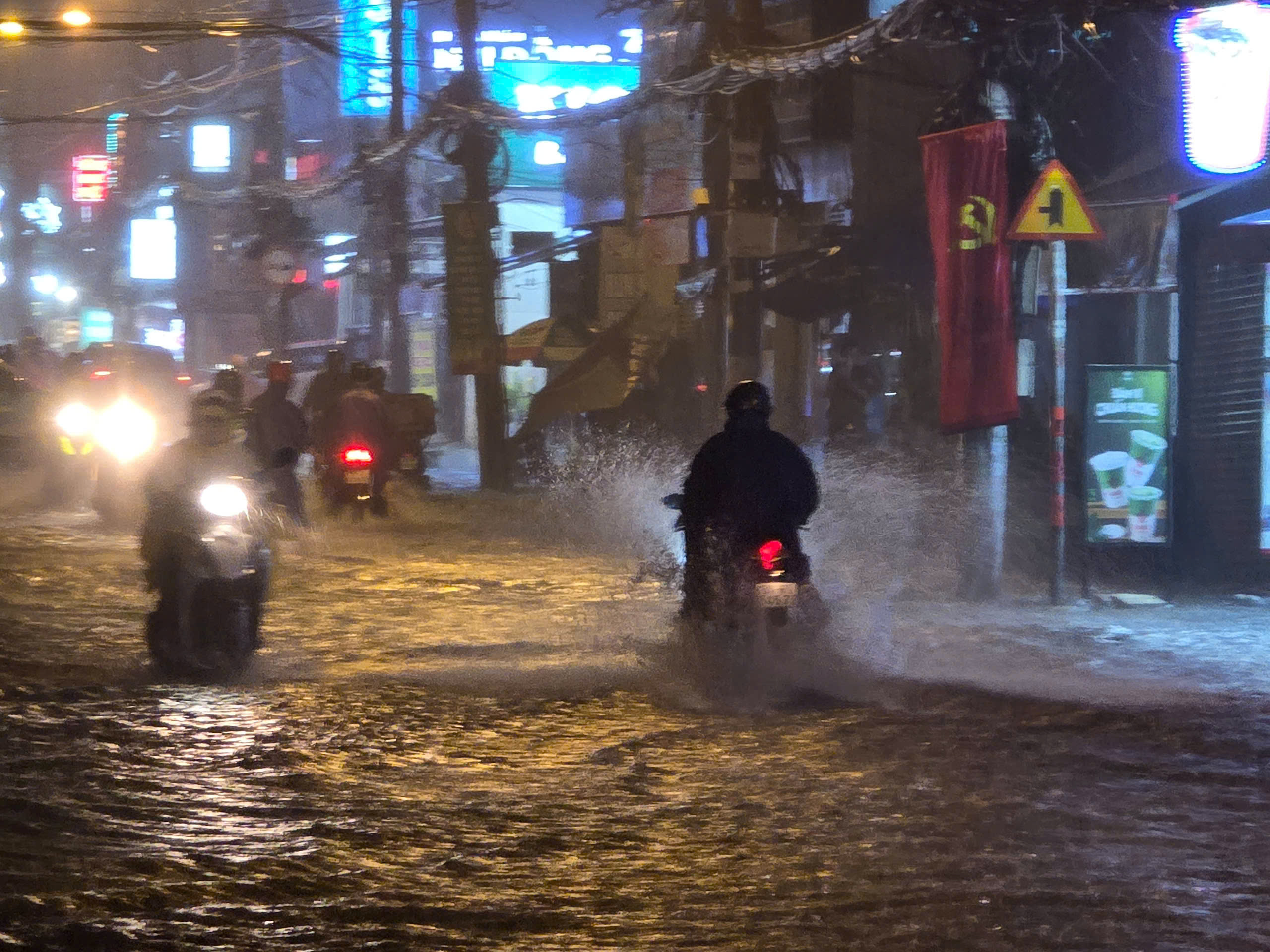 TP HCM mưa lớn kéo dài, đường ngập, hàng loạt xe chết máy - Ảnh 4.