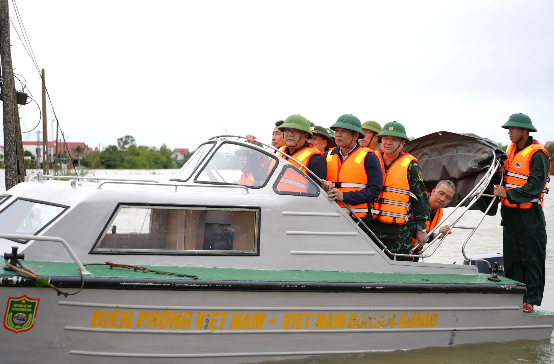 Chủ tịch tỉnh Quảng Trị thăm người dân vùng ngập lụt sau mưa lớn - Ảnh 1. Chủ tịch tỉnh Quảng Trị thăm người dân vùng ngập lụt sau mưa lớn - Ảnh 1.