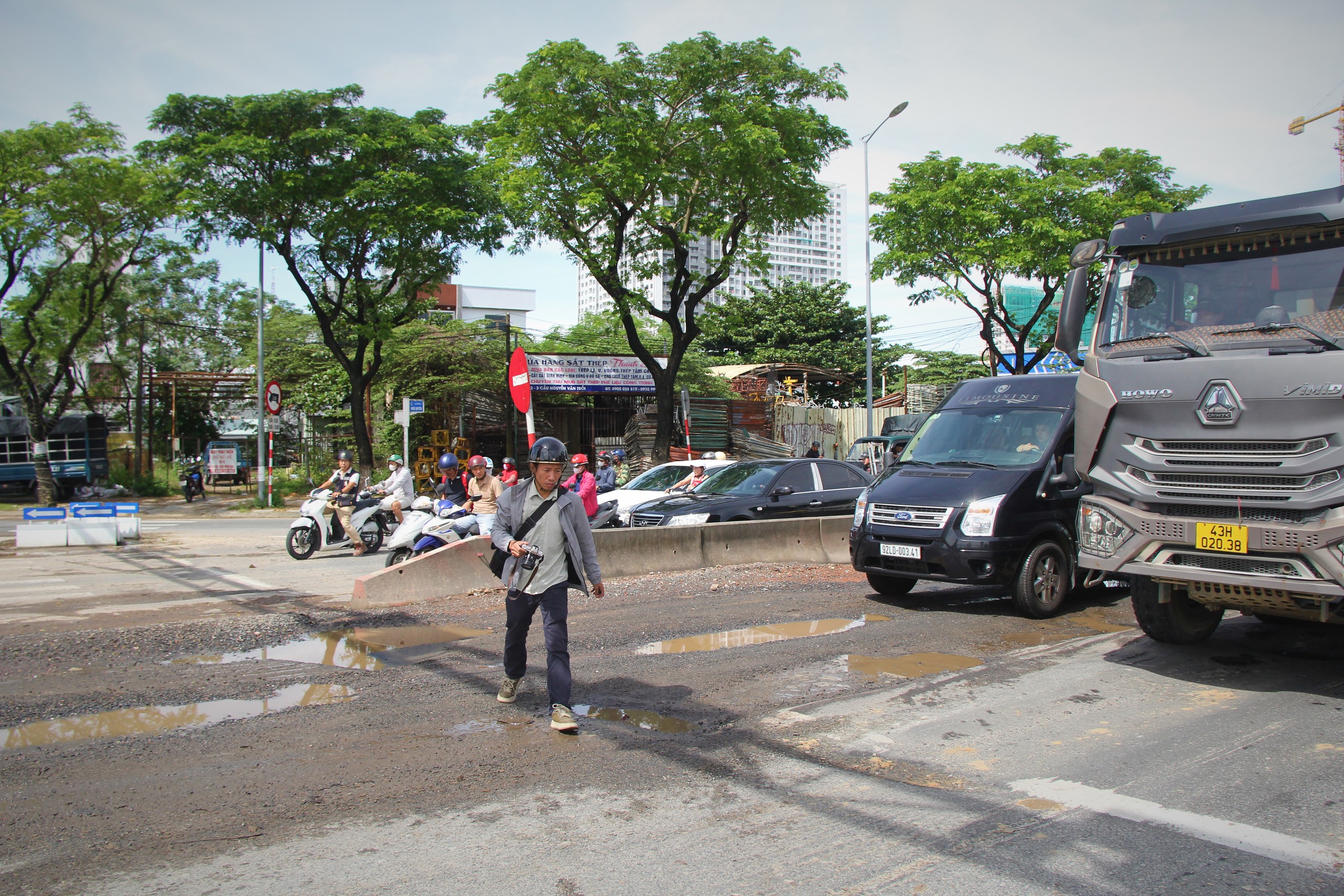 Ớn lạnh đường trung tâm Đà Nẵng như vũng trâu đầm, ổ voi chi chít - Ảnh 4.