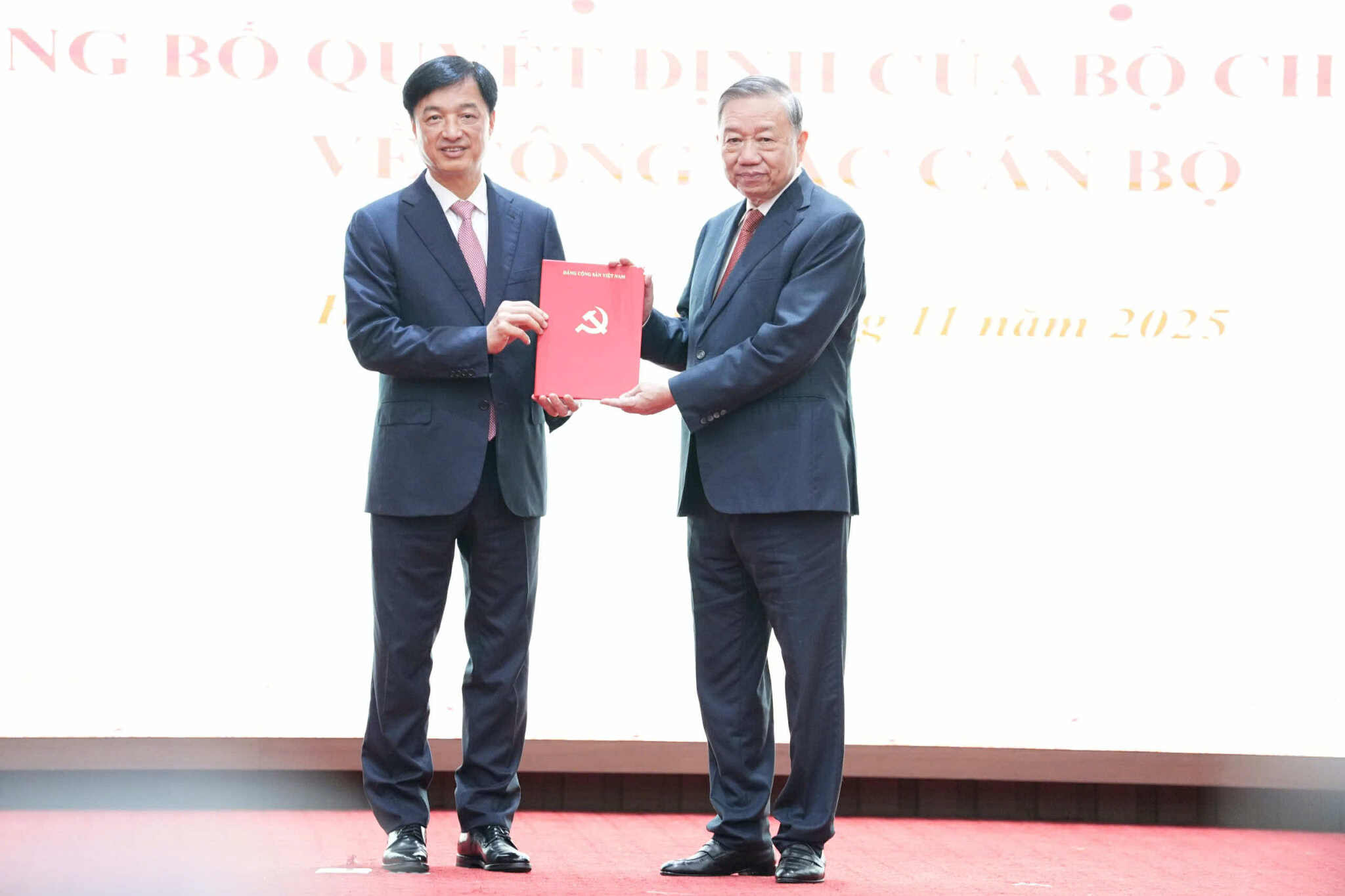 Ông Nguyễn Duy Ngọc giữ chức Bí thư Thành ủy TP Hà Nội - Ảnh 1. Ông Nguyễn Duy Ngọc giữ chức Bí thư Thành ủy TP Hà Nội - Ảnh 1.