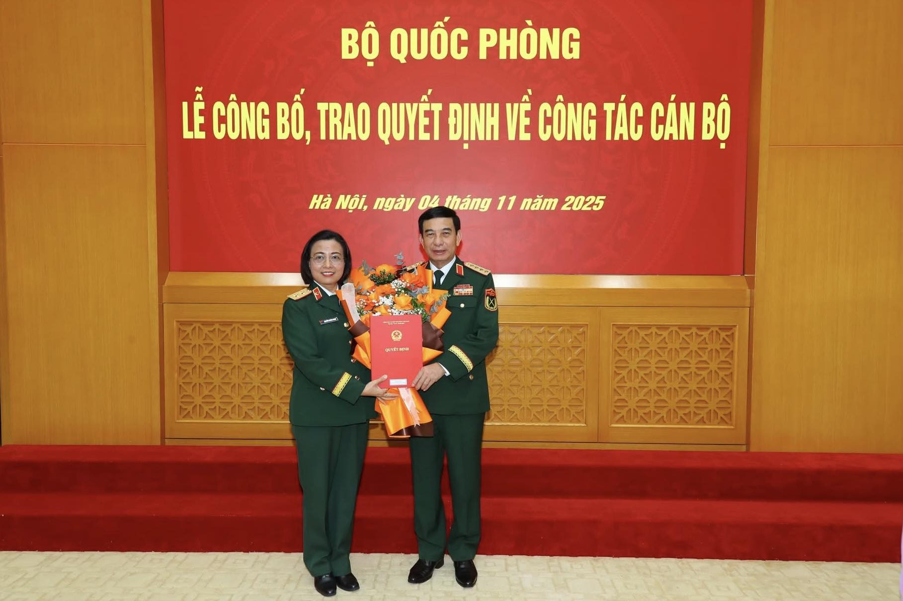 Nữ bác sĩ được thăng quân hàm Trung tướng - Ảnh 1.