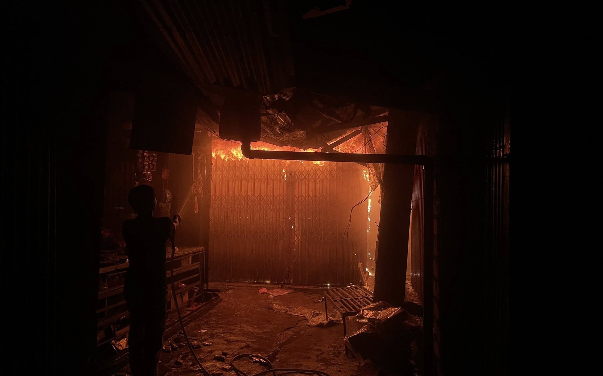 Chợ Bình Dương cháy lớn đêm khuya gây thiệt hại nặng nề cho tiểu thương - Ảnh 2.