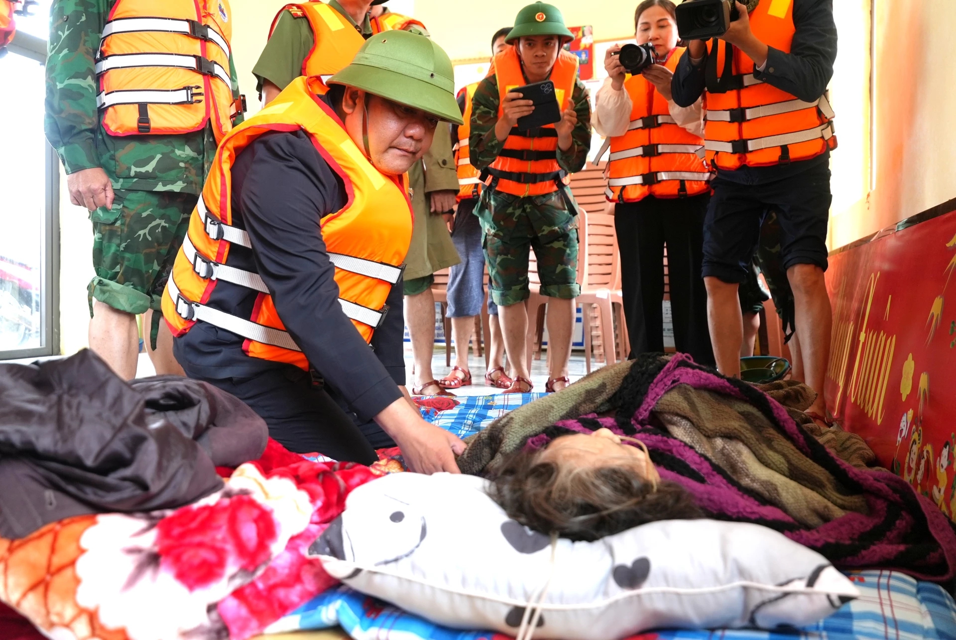 Chủ tịch tỉnh Quảng Trị thăm người dân vùng ngập lụt sau mưa lớn - Ảnh 3. Chủ tịch tỉnh Quảng Trị thăm người dân vùng ngập lụt sau mưa lớn - Ảnh 3.