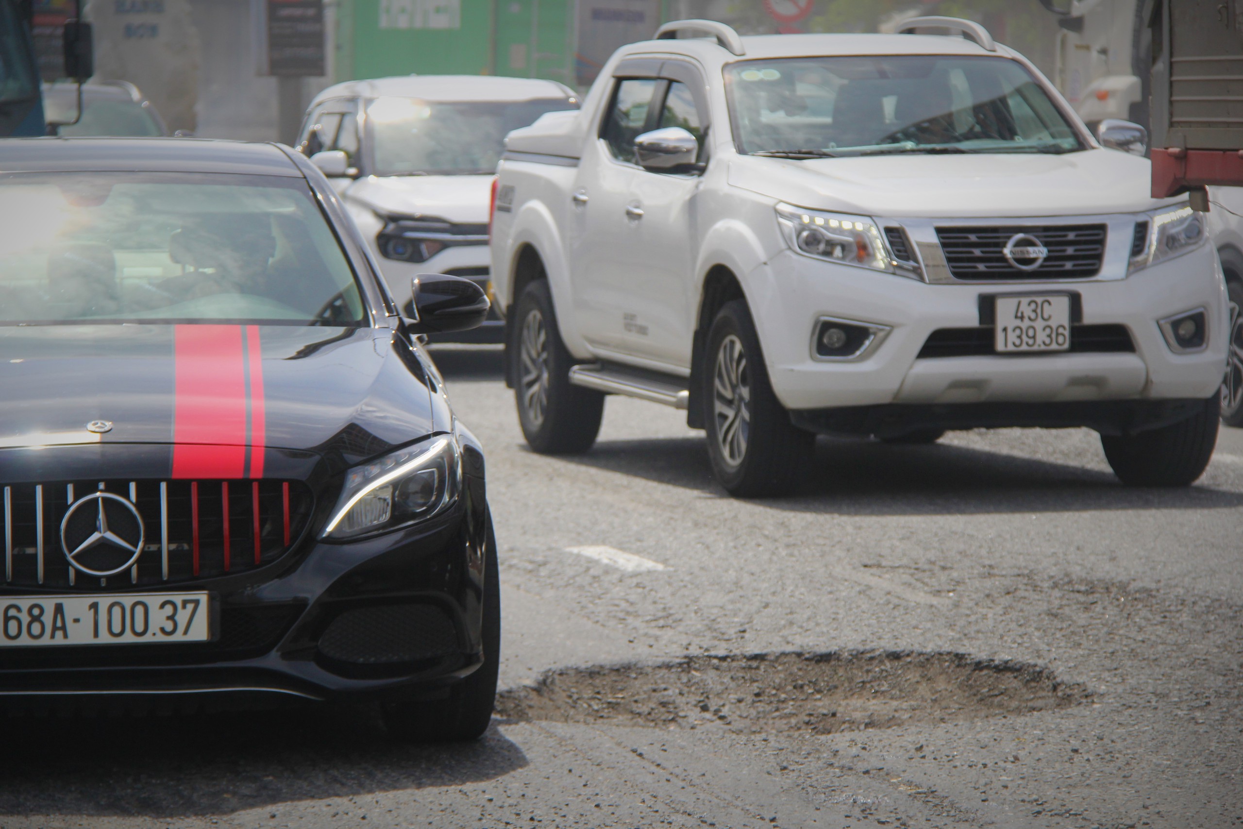 Ớn lạnh đường trung tâm Đà Nẵng như vũng trâu đầm, ổ voi chi chít - Ảnh 8.