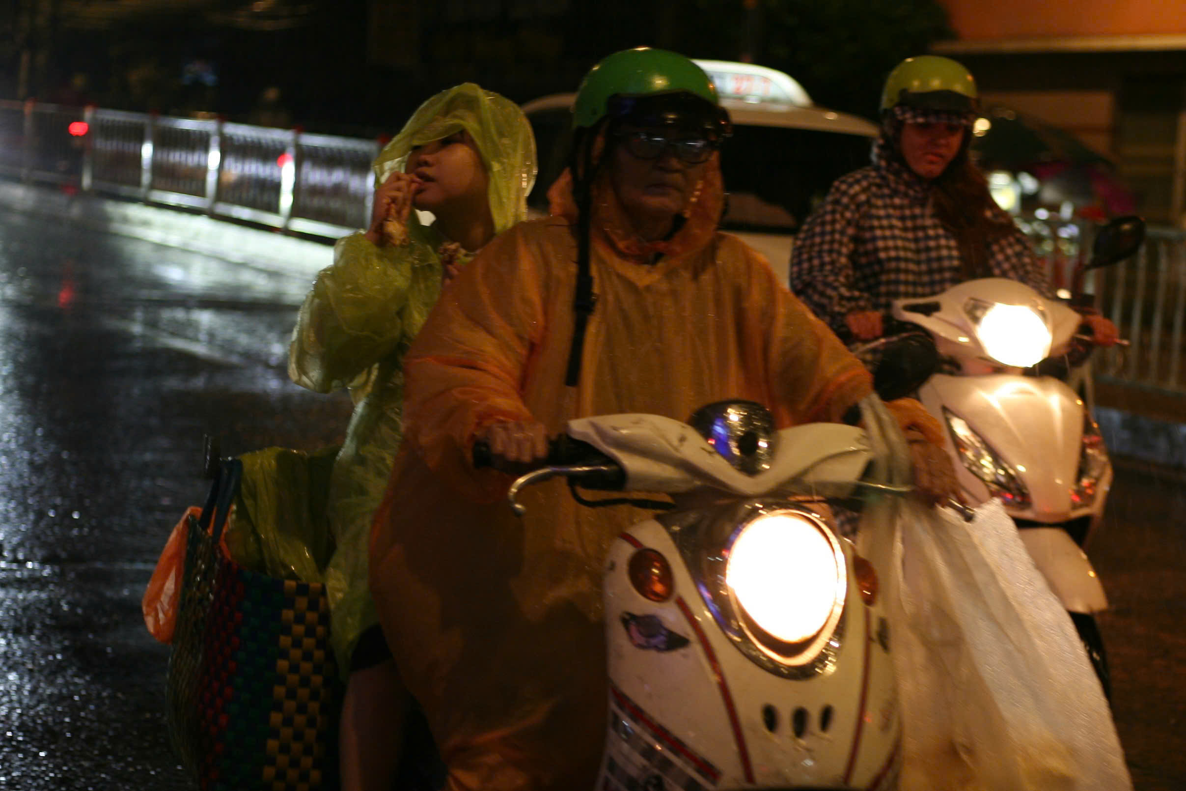 - Ảnh 1. Dự báo thời tiết hôm nay, 5-11: TPHCM có mưa rất to - Ảnh 1.