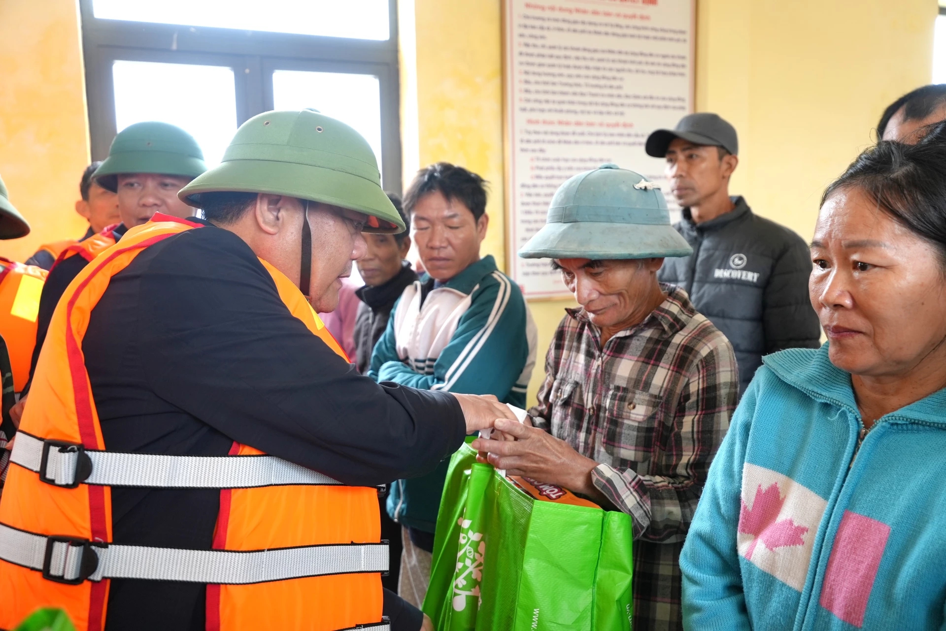 Chủ tịch tỉnh Quảng Trị thăm người dân vùng ngập lụt sau mưa lớn - Ảnh 4. Chủ tịch tỉnh Quảng Trị thăm người dân vùng ngập lụt sau mưa lớn - Ảnh 4.