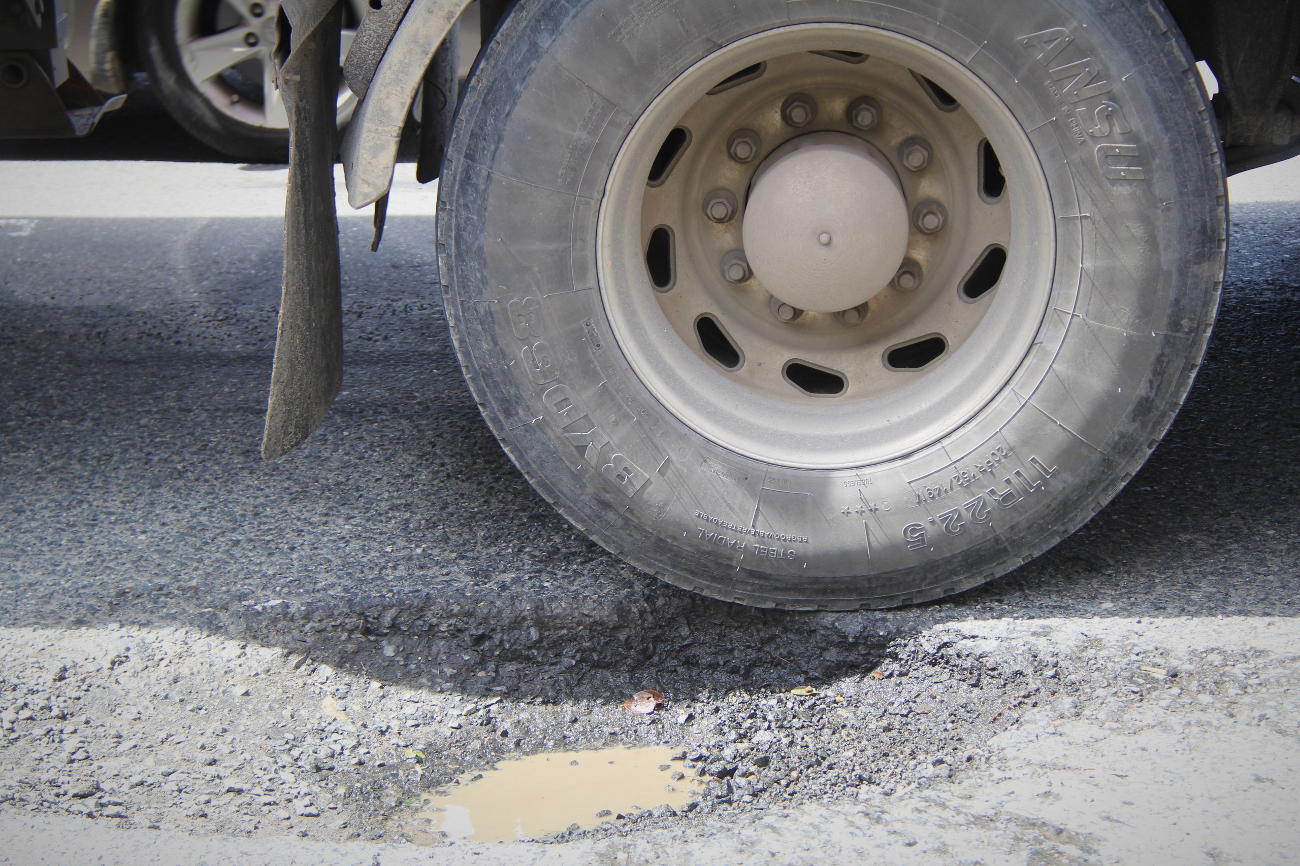 Ớn lạnh đường trung tâm Đà Nẵng như vũng trâu đầm, ổ voi chi chít - Ảnh 6.