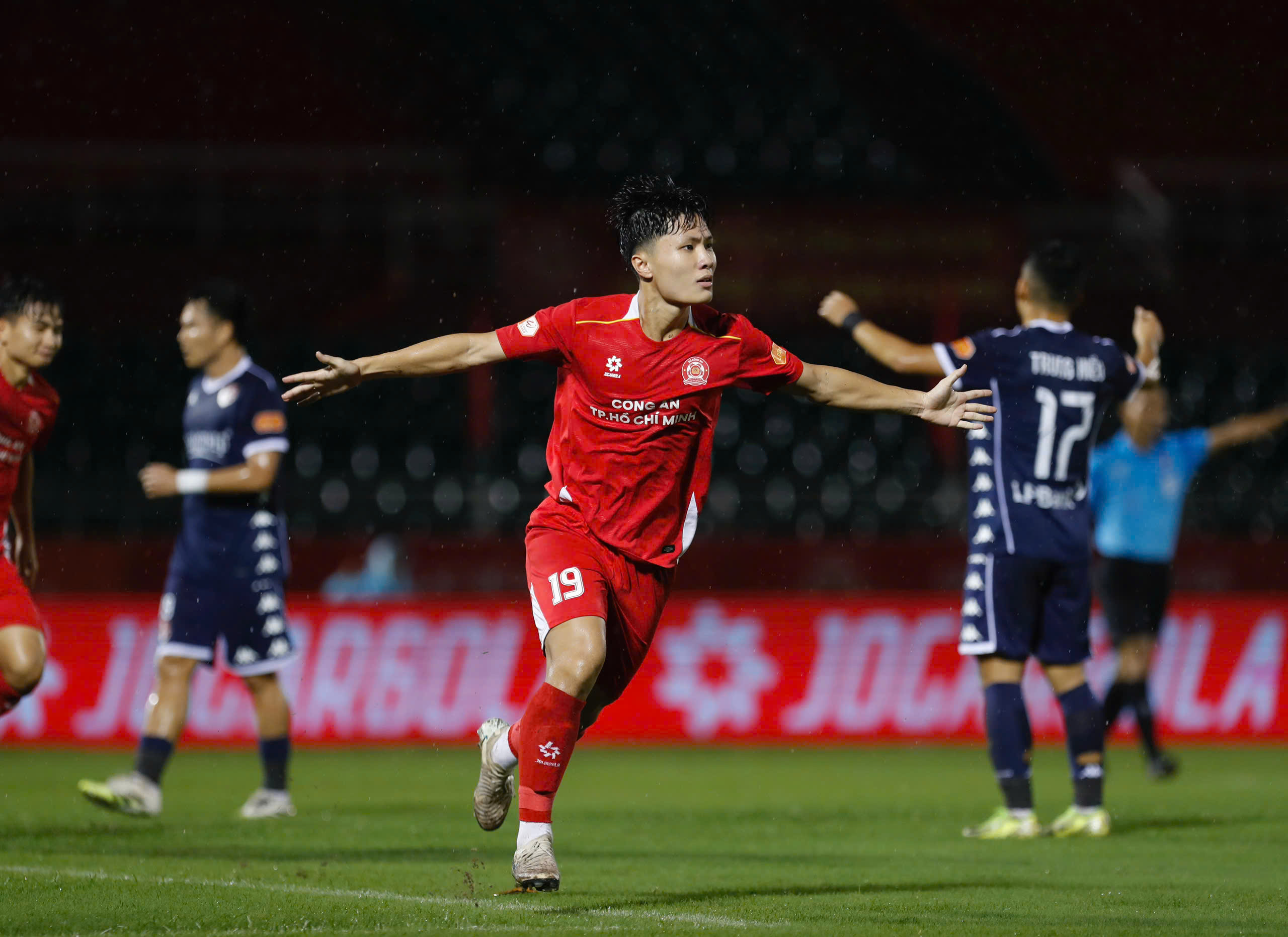 Đội Công an TP HCM tin vào chân sút trẻ - Ảnh 1. Đội Công an TP HCM tin vào chân sút trẻ - Ảnh 1.