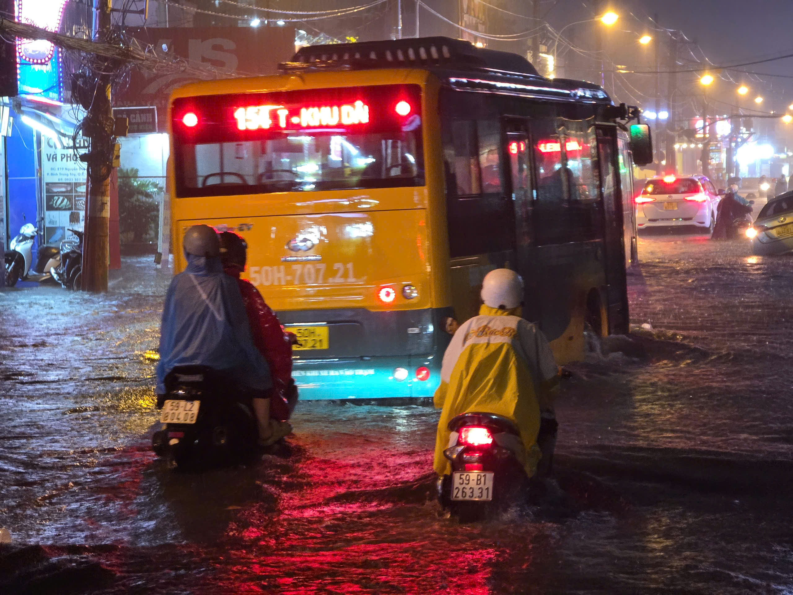 TP HCM mưa lớn kéo dài, đường ngập, hàng loạt xe chết máy - Ảnh 3.