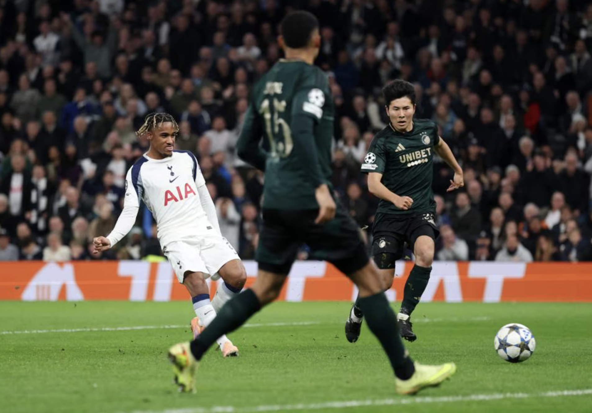 Champions League: Đại thắng Slavia Prague 3-0, Arsenal áp sát ngôi đầu! - Ảnh 6.