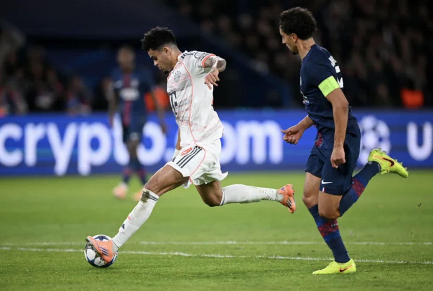 Champions League: Bayern Munich hạ gục "vua châu Âu", thẻ đỏ gây tranh cãi - Ảnh 3.