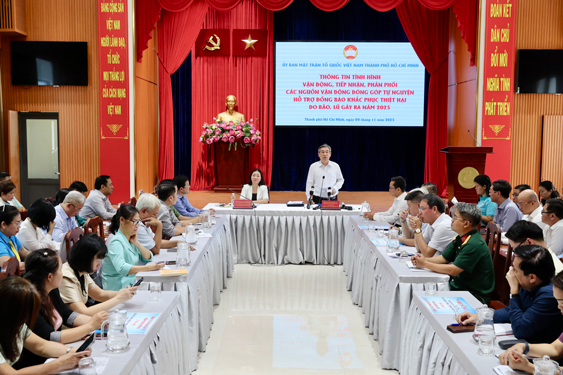 Chuyển cả tấm lòng tới đồng bào bị bão, lũ - Ảnh 1. Chuyển cả tấm lòng tới đồng bào bị bão, lũ - Ảnh 1.