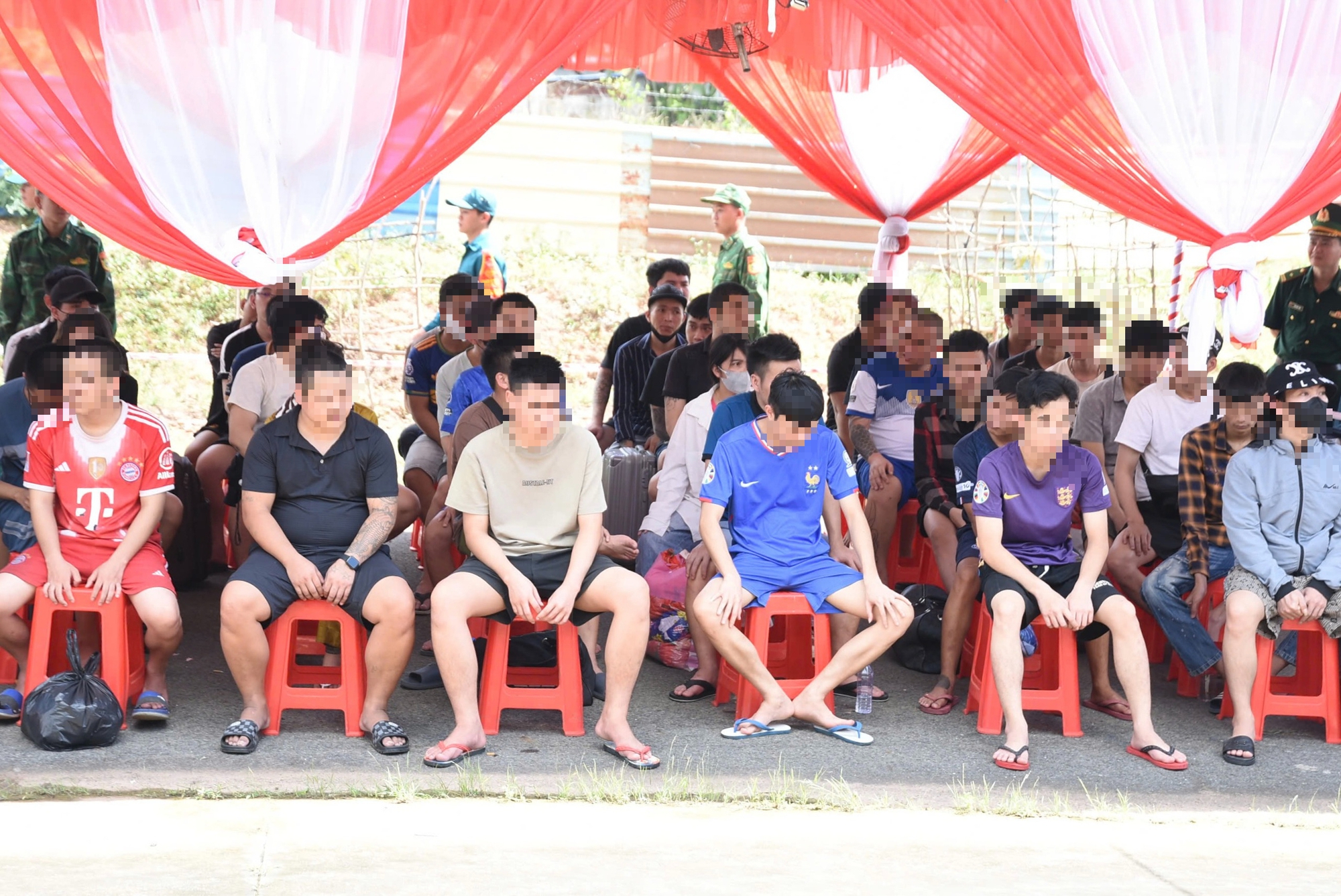 Tiếp nhận 65 công dân Việt Nam trở về từ Campuchia qua cửa khẩu Hoa Lư - Ảnh 1. Tiếp nhận 65 công dân Việt Nam trở về từ Campuchia qua cửa khẩu Hoa Lư - Ảnh 1.