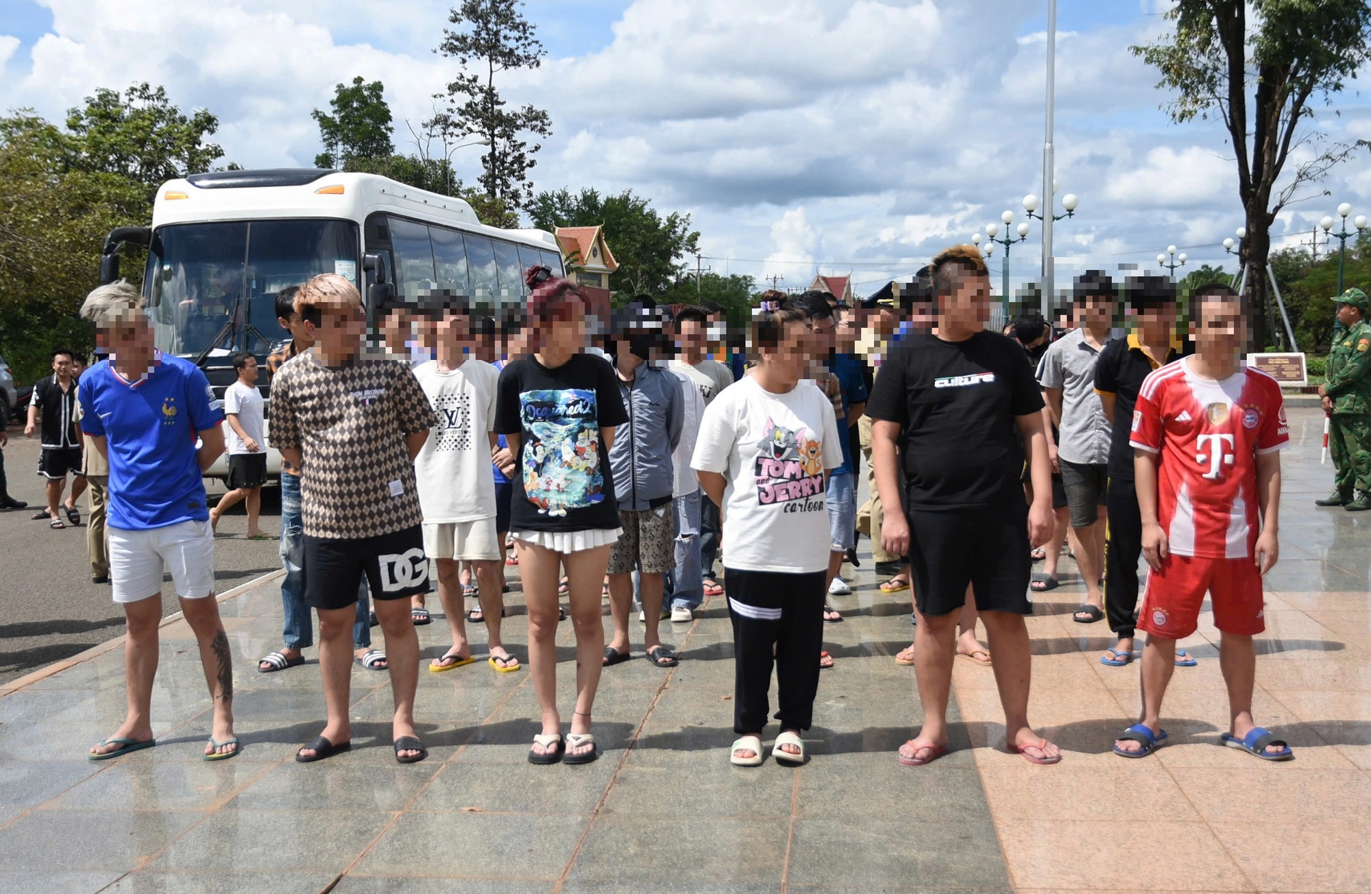 Tiếp nhận 65 công dân Việt Nam trở về từ Campuchia qua cửa khẩu Hoa Lư - Ảnh 2. Tiếp nhận 65 công dân Việt Nam trở về từ Campuchia qua cửa khẩu Hoa Lư - Ảnh 2.