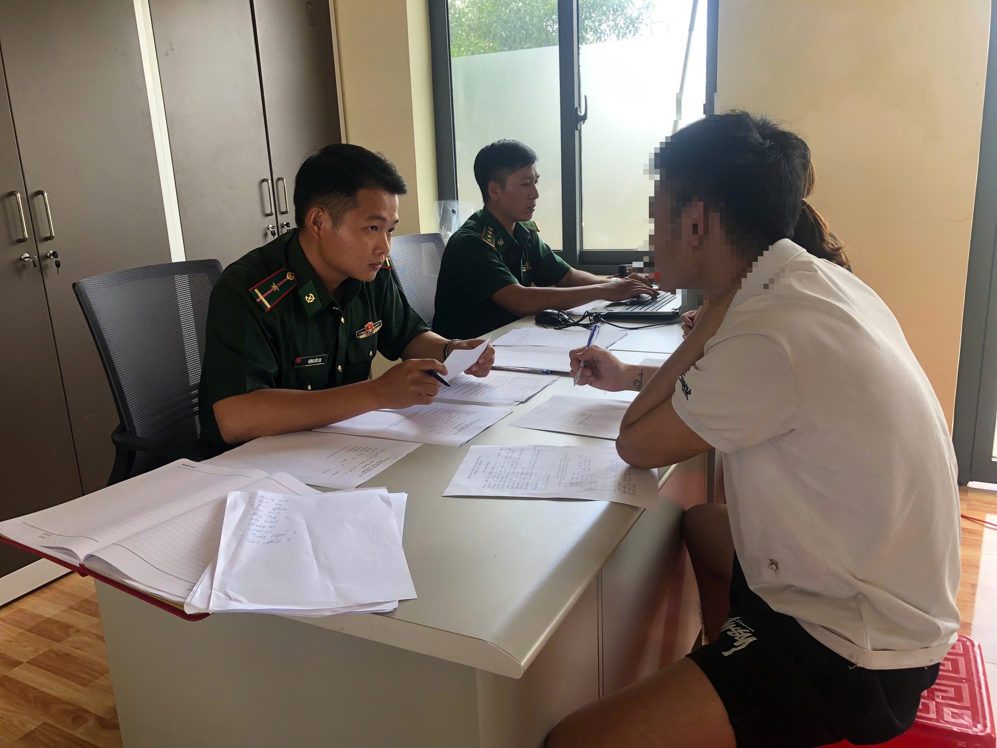 Tiếp nhận 65 công dân Việt Nam trở về từ Campuchia qua cửa khẩu Hoa Lư - Ảnh 3. Tiếp nhận 65 công dân Việt Nam trở về từ Campuchia qua cửa khẩu Hoa Lư - Ảnh 3.