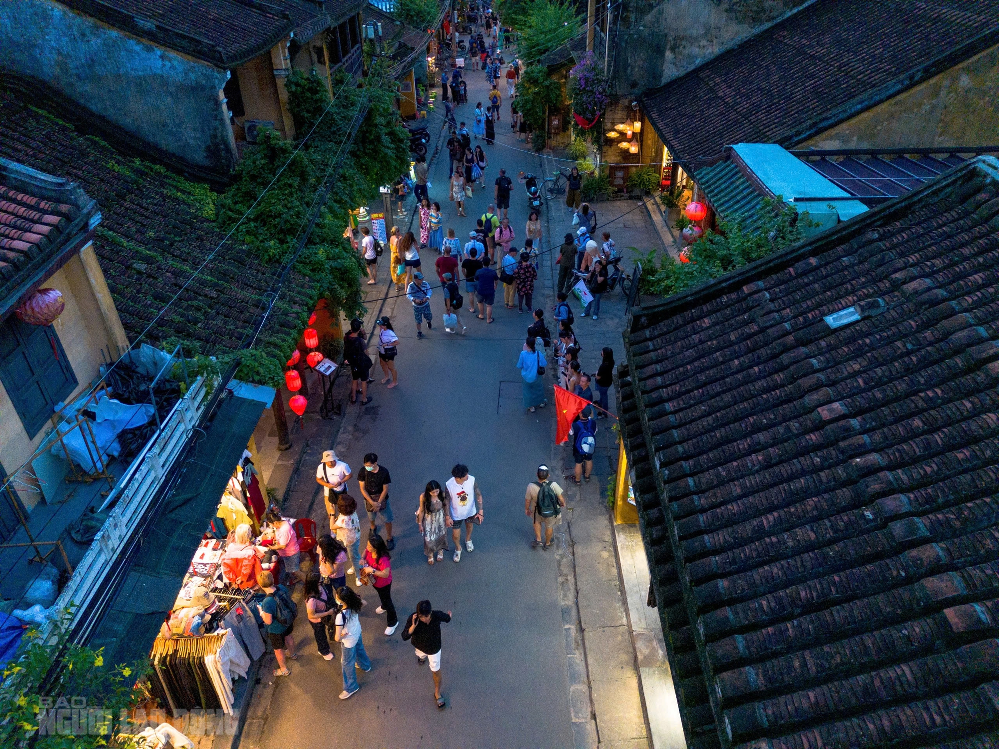 Phố cổ Hội An tấp nập khách quốc tế sau lũ lịch sử - Ảnh 2. Phố cổ Hội An tấp nập khách quốc tế sau lũ lịch sử - Ảnh 2.