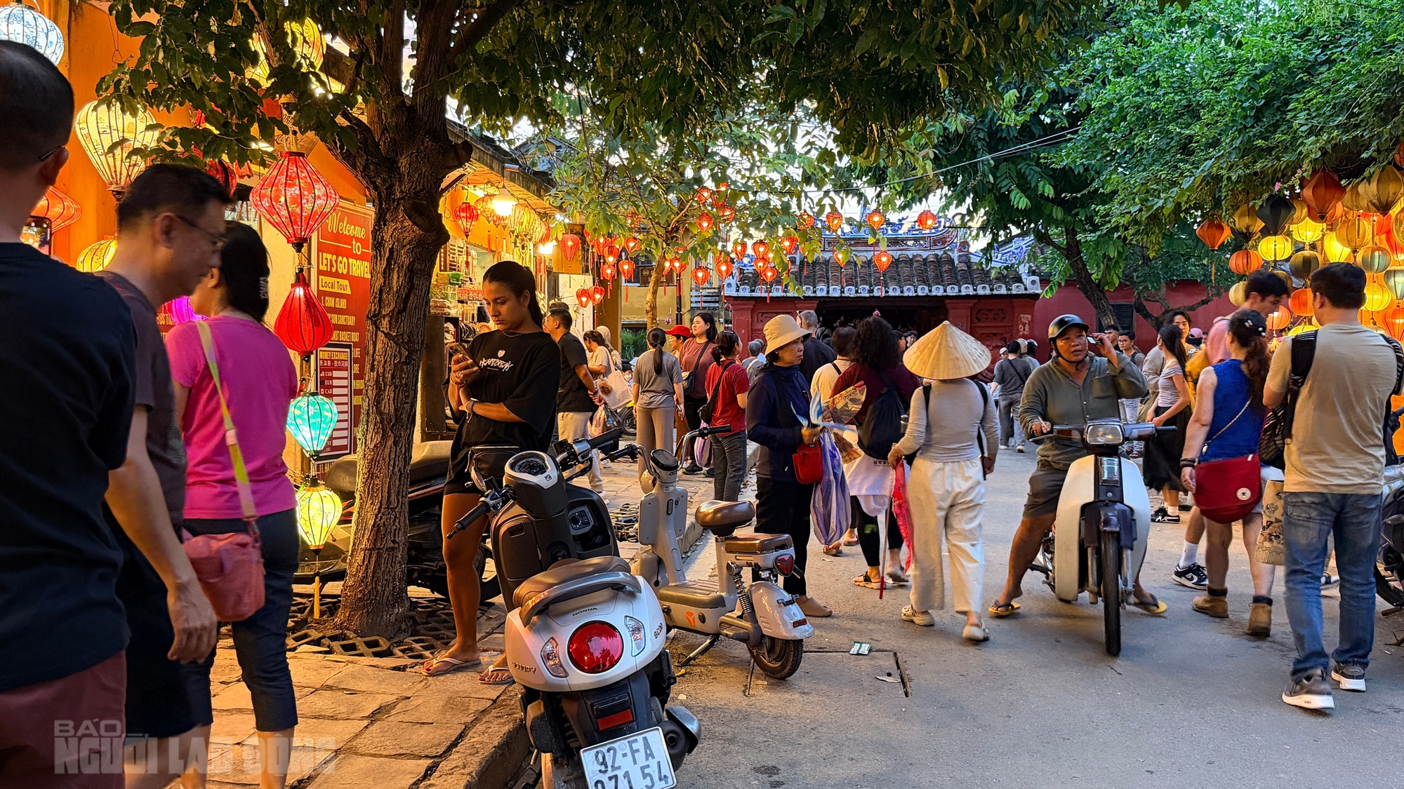 Phố cổ Hội An tấp nập khách quốc tế sau lũ lịch sử - Ảnh 5. Phố cổ Hội An tấp nập khách quốc tế sau lũ lịch sử - Ảnh 5.