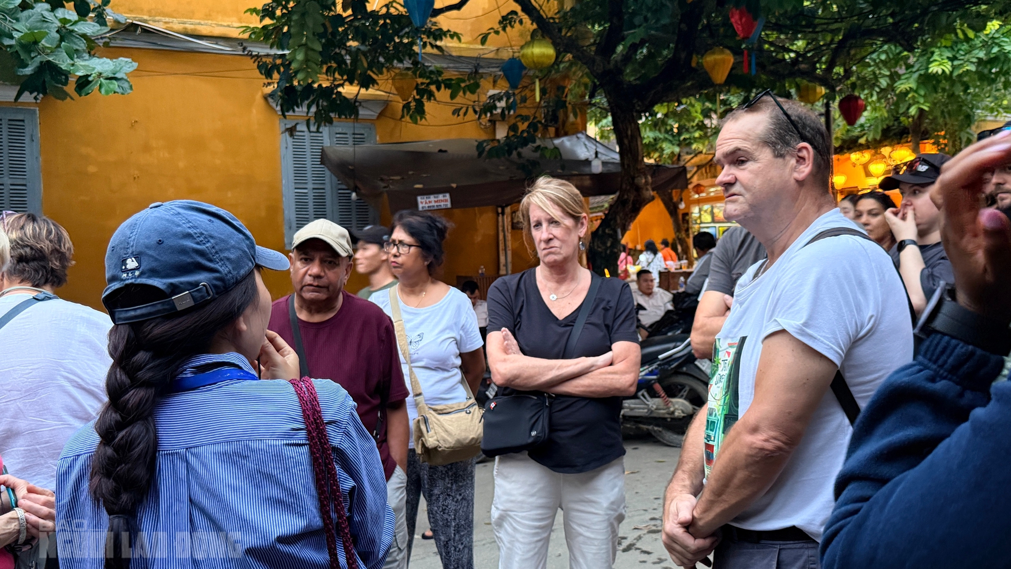 Phố cổ Hội An tấp nập khách quốc tế sau lũ lịch sử - Ảnh 6. Phố cổ Hội An tấp nập khách quốc tế sau lũ lịch sử - Ảnh 6.