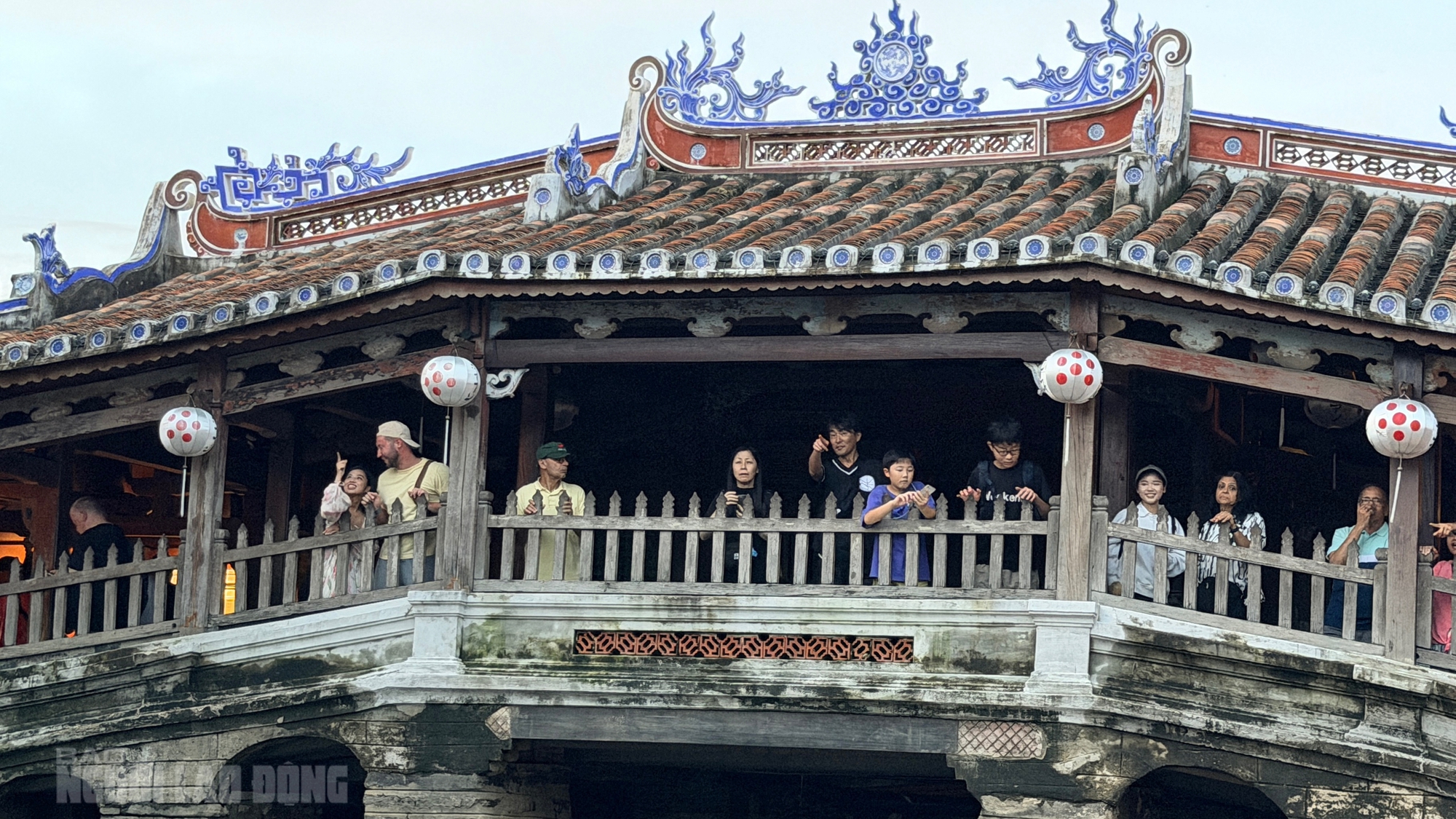 Phố cổ Hội An tấp nập khách quốc tế sau lũ lịch sử - Ảnh 7. Phố cổ Hội An tấp nập khách quốc tế sau lũ lịch sử - Ảnh 7.