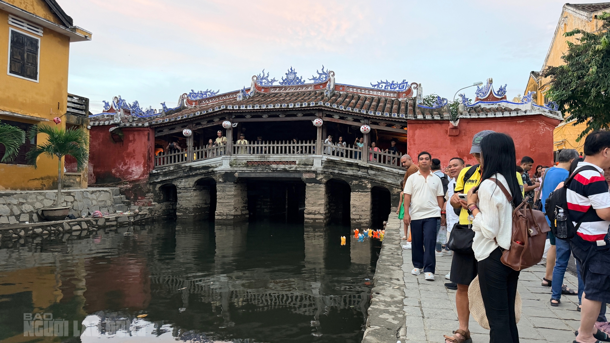 Phố cổ Hội An tấp nập khách quốc tế sau lũ lịch sử - Ảnh 8. Phố cổ Hội An tấp nập khách quốc tế sau lũ lịch sử - Ảnh 8.