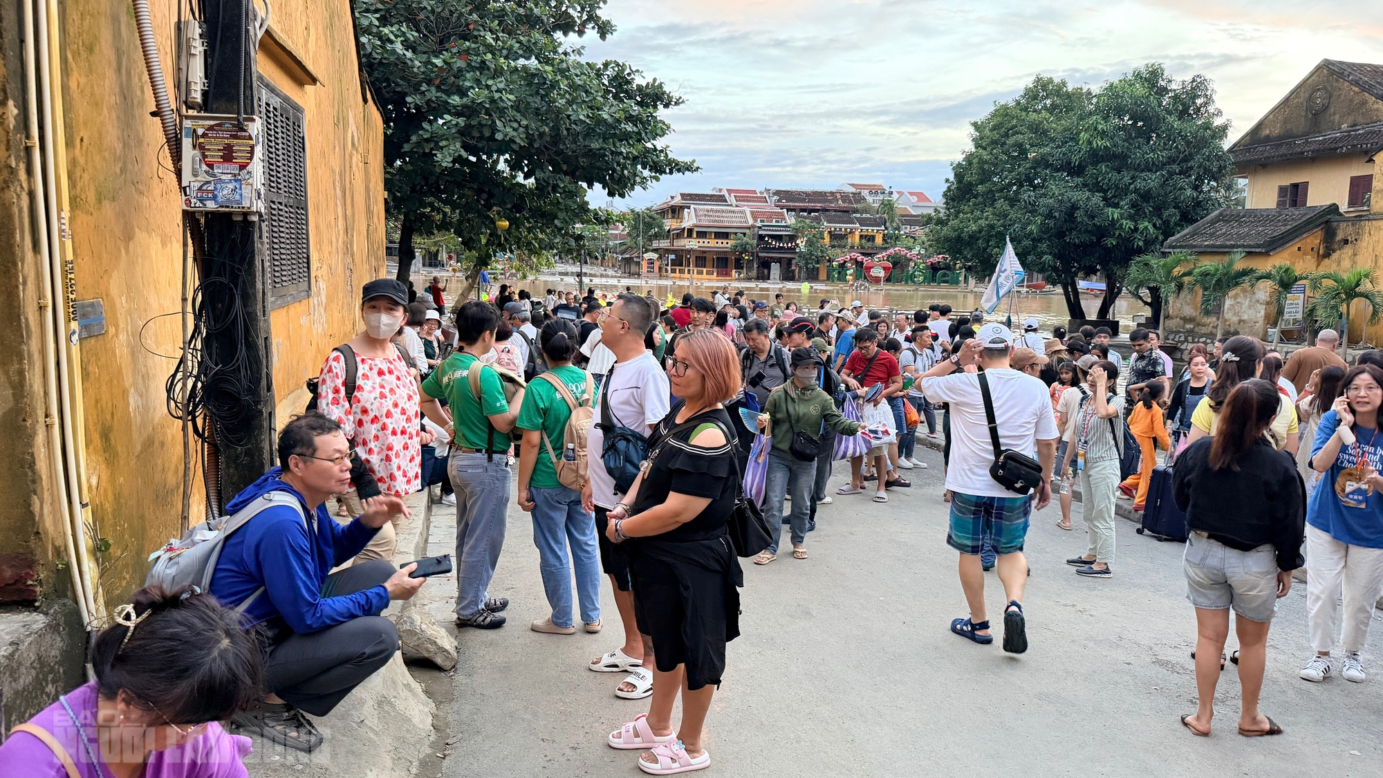 Phố cổ Hội An tấp nập khách quốc tế sau lũ lịch sử - Ảnh 9. Phố cổ Hội An tấp nập khách quốc tế sau lũ lịch sử - Ảnh 9.