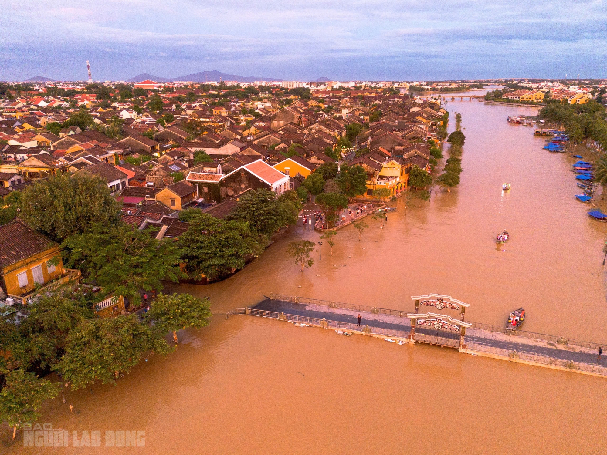 Phố cổ Hội An tấp nập khách quốc tế sau lũ lịch sử - Ảnh 11. Phố cổ Hội An tấp nập khách quốc tế sau lũ lịch sử - Ảnh 11.