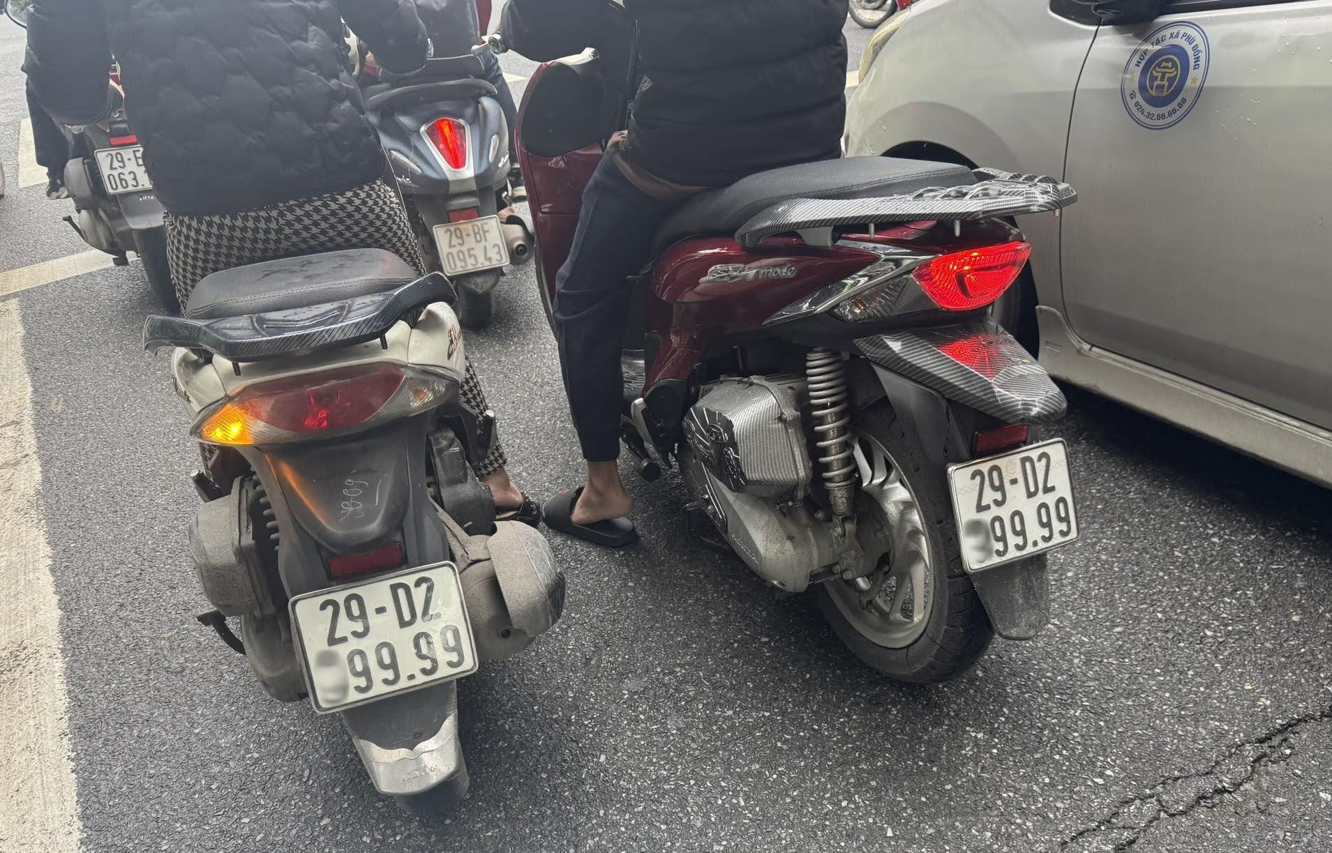 Xử phạt người phụ nữ gắn biển số xe "song sinh" lưu thông trên phố Hà Nội - Ảnh 1.