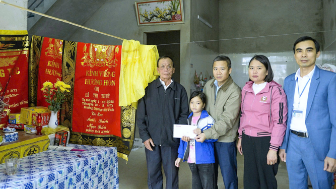 Chuyển cả tấm lòng tới đồng bào bị bão, lũ - Ảnh 2. Chuyển cả tấm lòng tới đồng bào bị bão, lũ - Ảnh 2.