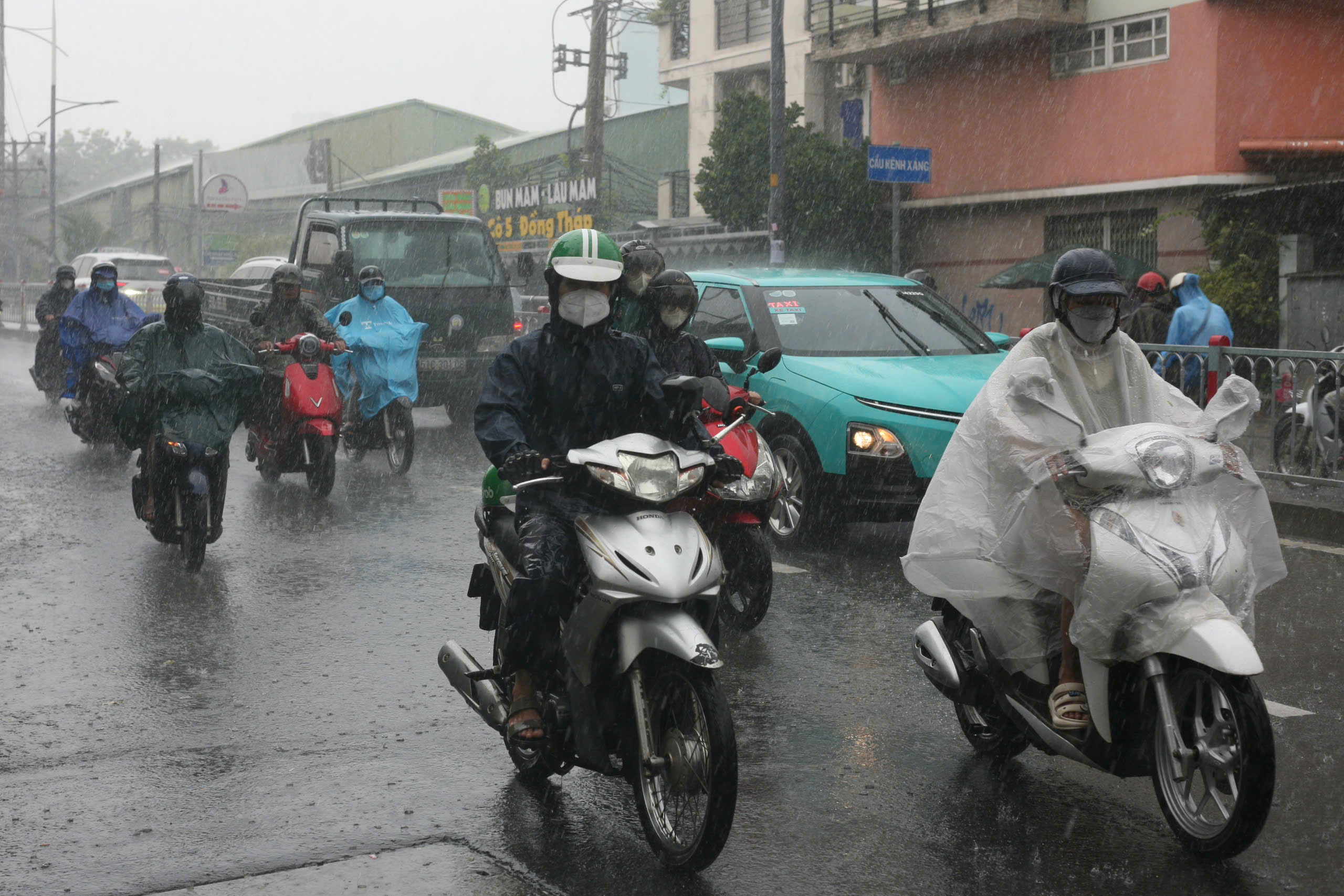 Dự báo thời tiết, 4-10: TP HCM có nắng, có mưa dông - Ảnh 1.