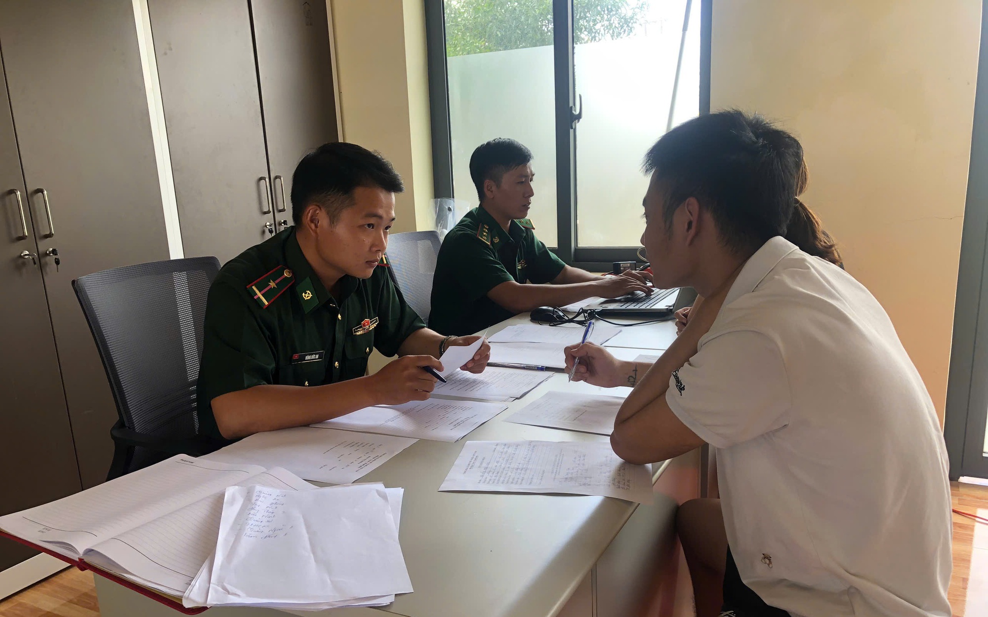 Gia Lai tiếp nhận 2 công dân thoát khỏi ổ lừa đảo trực tuyến ở Campuchia - Ảnh 2.