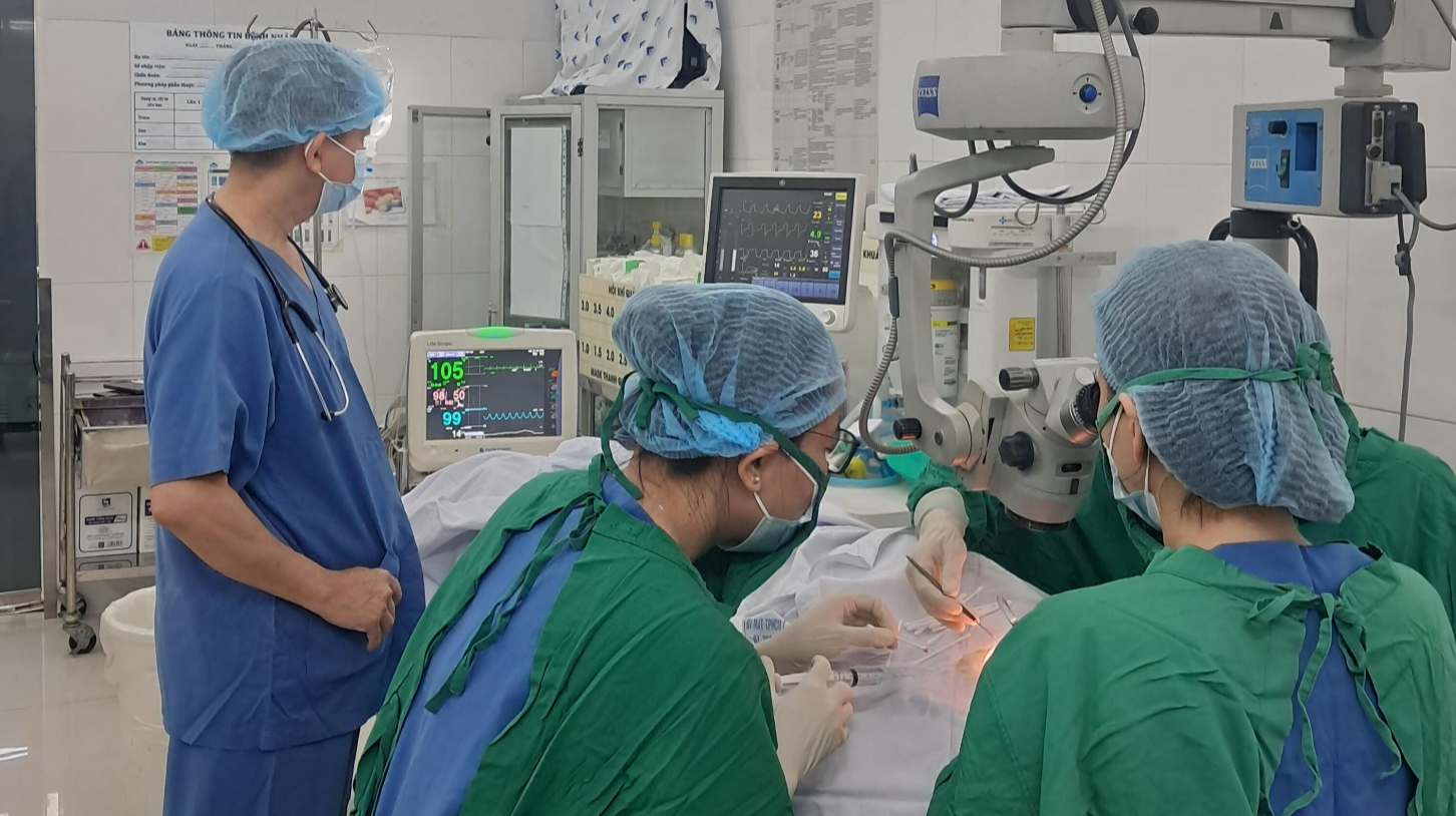 Bé trai bị móc câu cá xuyên nhãn cầu, có nguy cơ bỏ mắt - Ảnh 1.