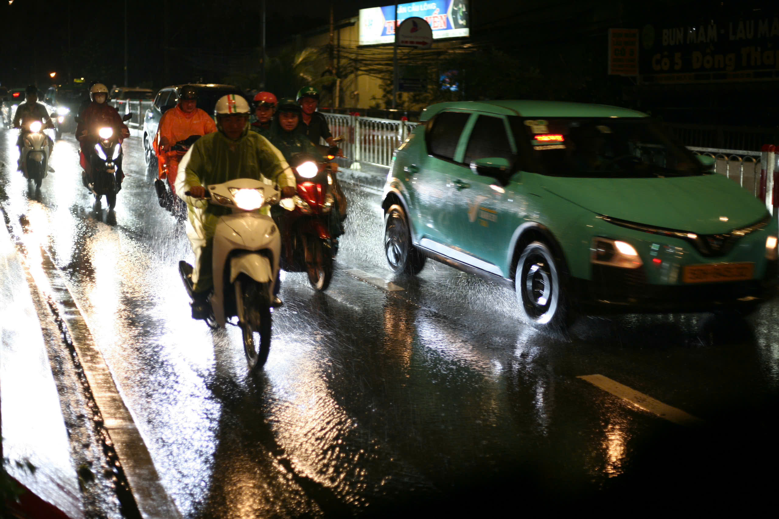 TP HCM mưa lớn kéo dài, đường ngập, hàng loạt xe chết máy - Ảnh 7.