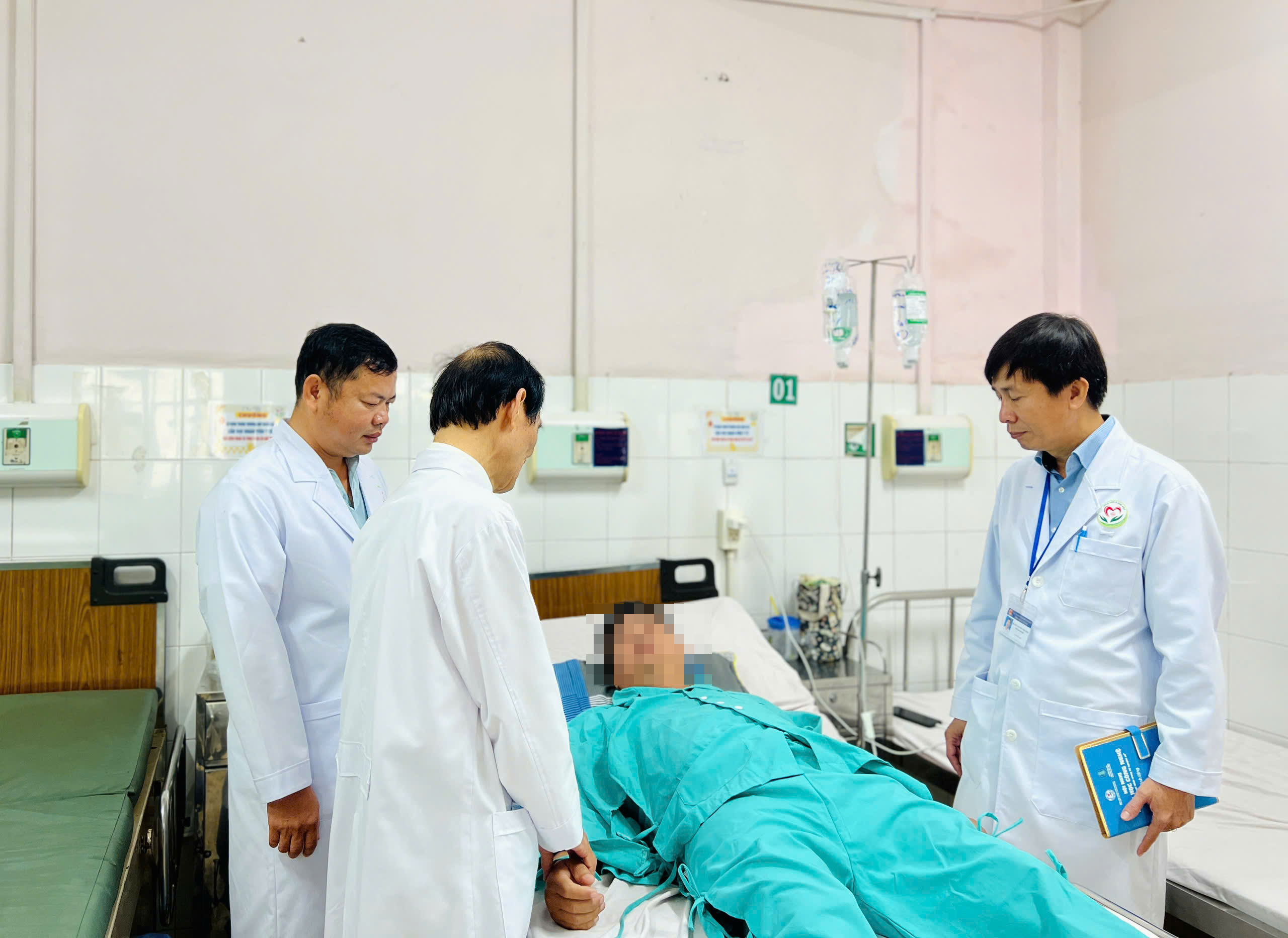 Đau nhức vùng háng, đi thăm khám phát hiện bị hoại tử chỏm xương đùi - Ảnh 1.