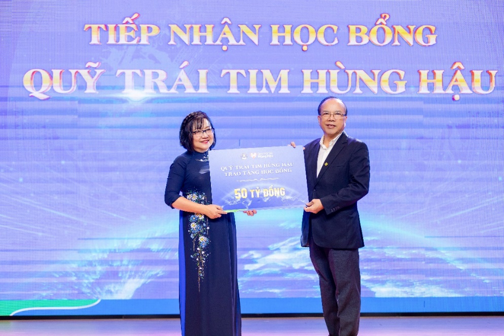 Trường ĐH Văn Hiến được trao giấy Chứng nhận kiểm định cơ sở giáo dục chu kỳ 2 tại Lễ Khai giảng - Ảnh 5.
