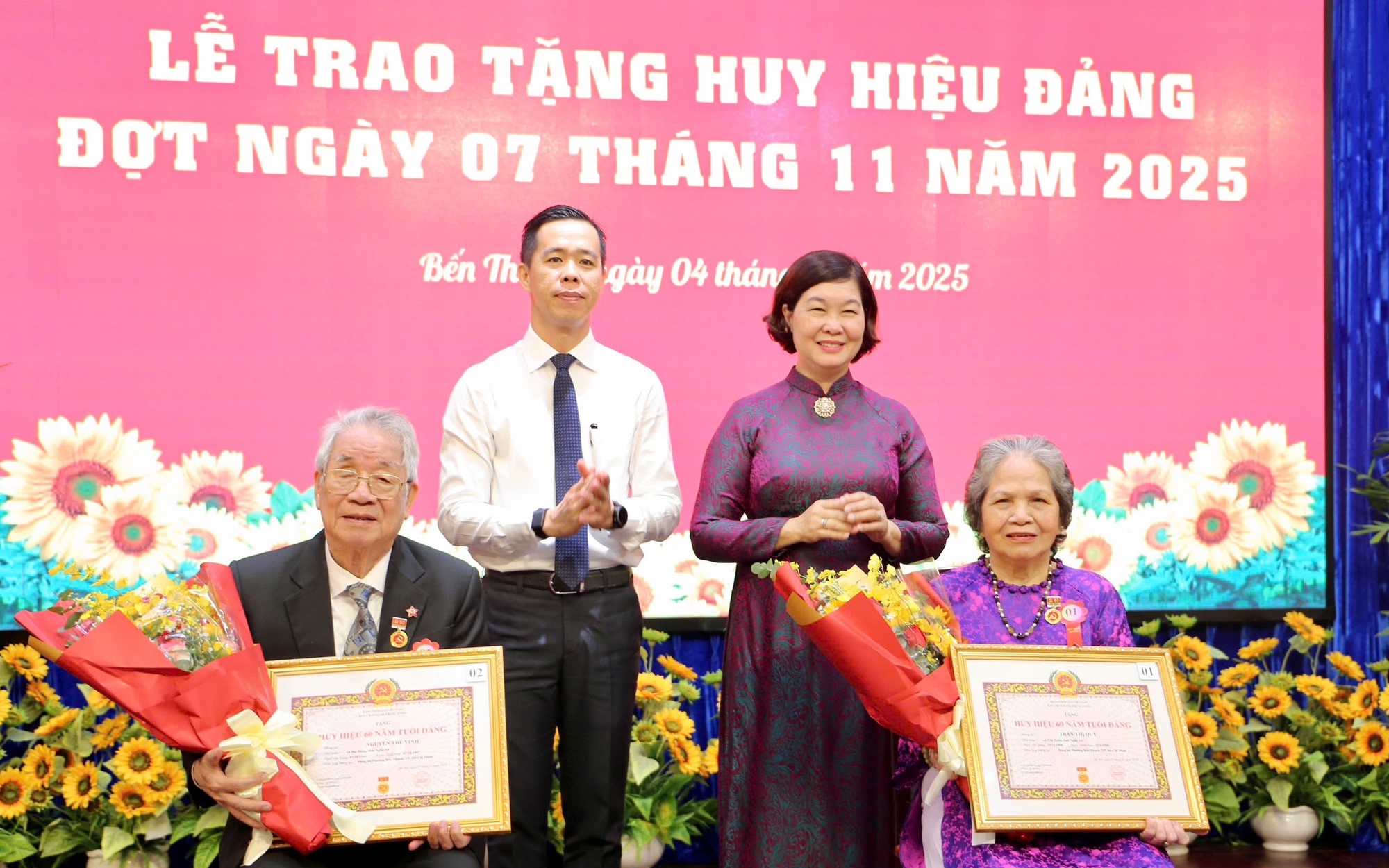 TPHCM: 29 đảng viên phường Bến Thành nhận Huy hiệu Đảng đợt ngày 3-2 - Ảnh 5.