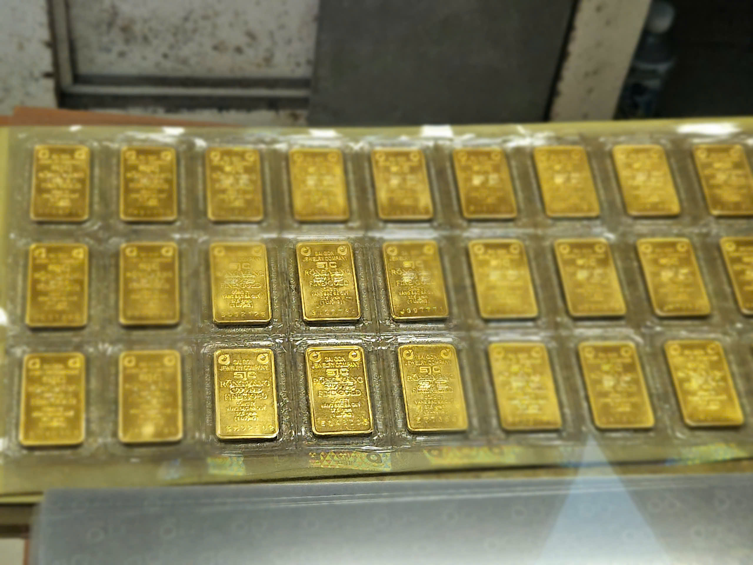 Giá vàng SJC và vàng nhẫn giảm mạnh , người tiêu dùng nên lưu ý - Ảnh 1. Giá vàng SJC và vàng nhẫn giảm mạnh , người tiêu dùng nên lưu ý - Ảnh 1.