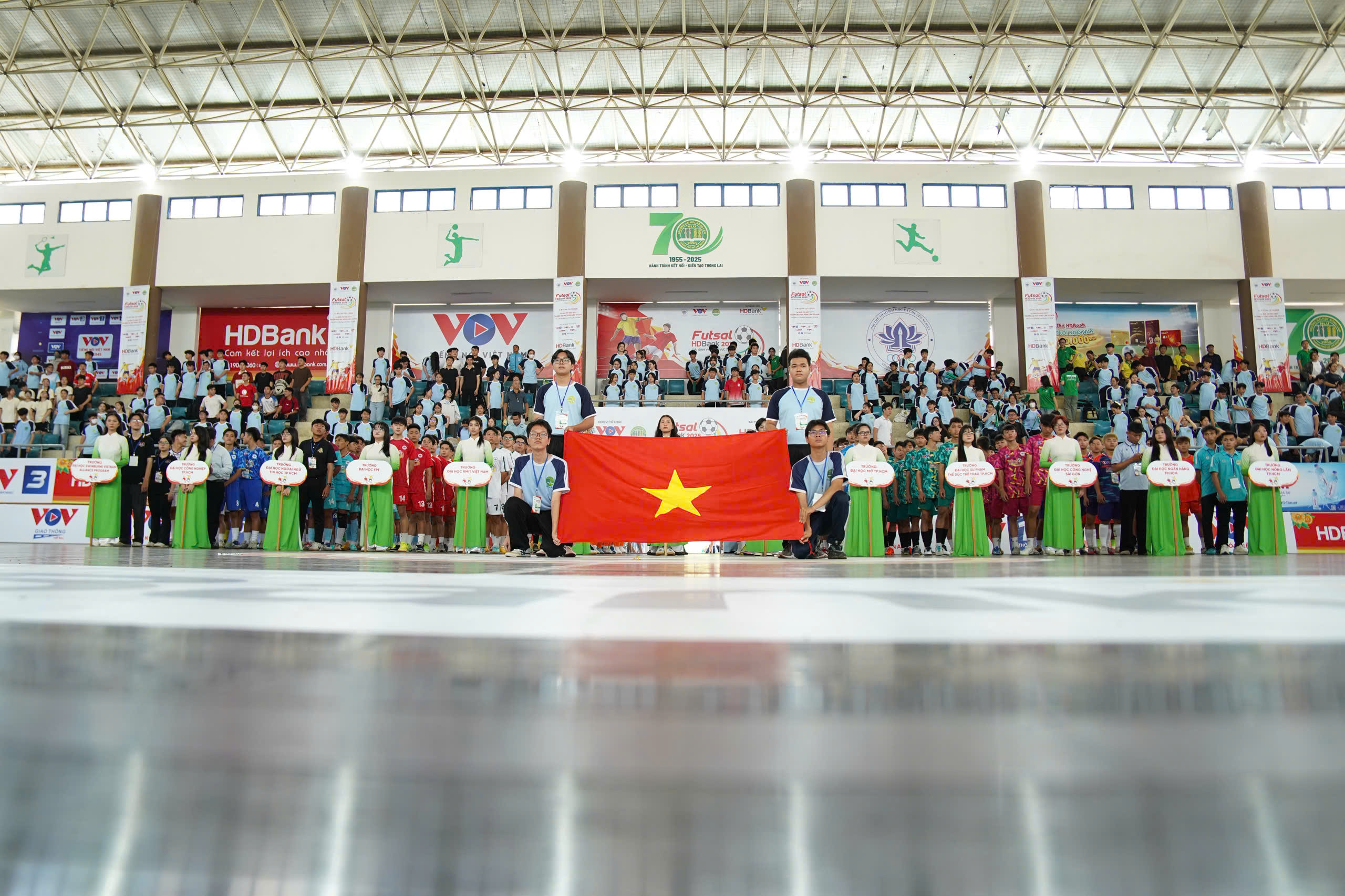 Giải futsal sinh viên khu vực TP HCM khai màn đầy sôi động - Ảnh 1.
