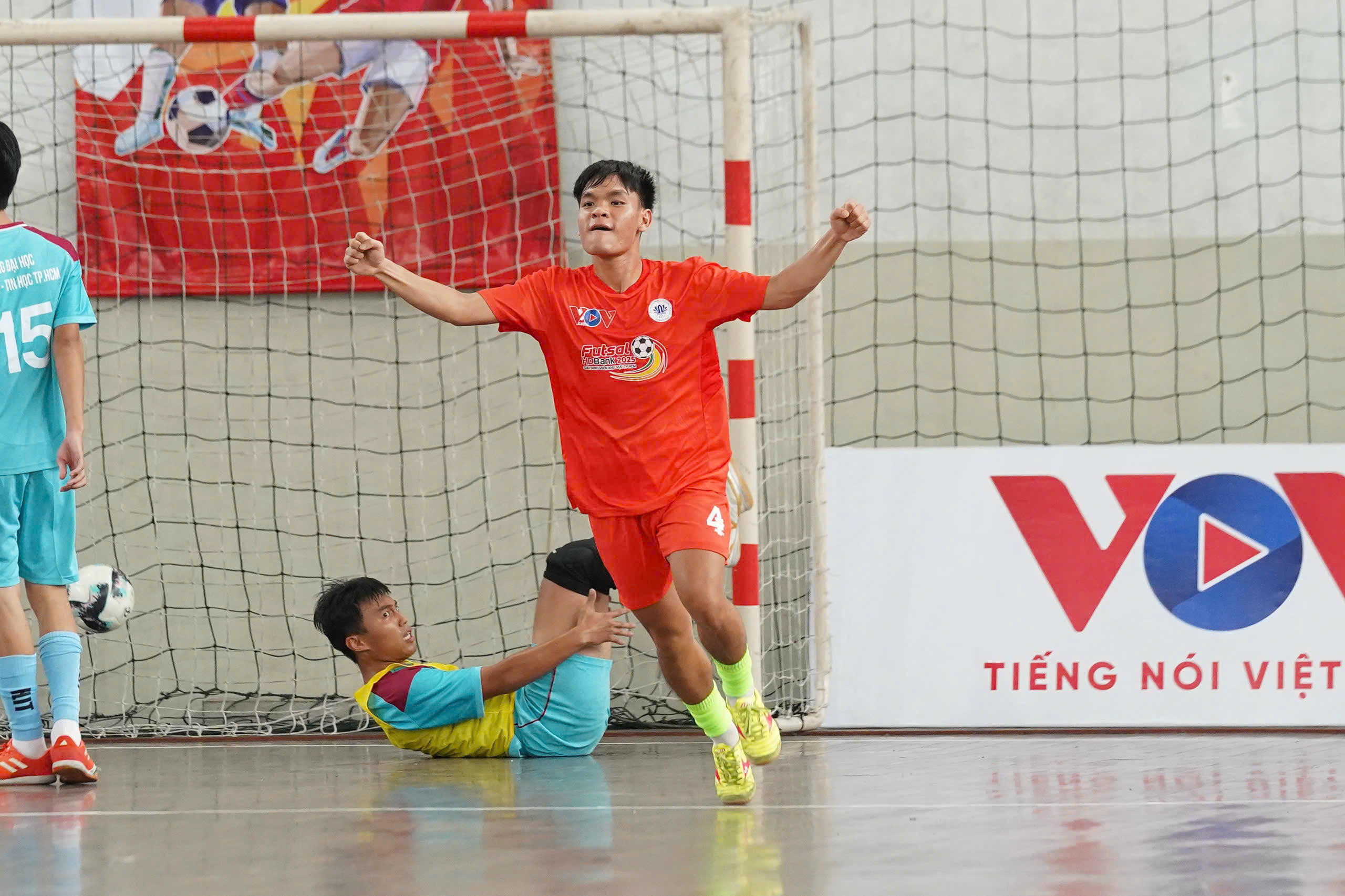 Giải futsal sinh viên khu vực TP HCM khai màn đầy sôi động - Ảnh 2.