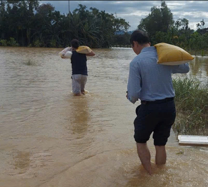 "Thương nhau cùng" ở vùng thiên tai - Ảnh 2. "Thương nhau cùng" ở vùng thiên tai - Ảnh 2.