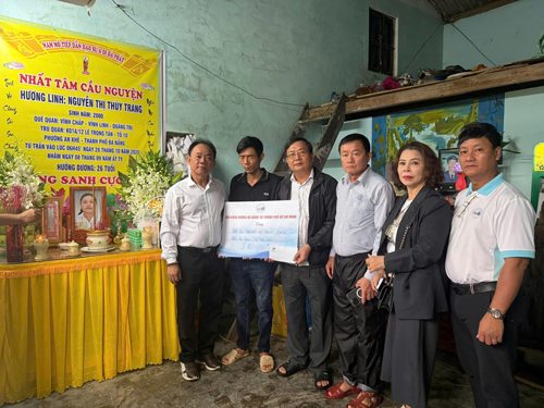 "Thương nhau cùng" ở vùng thiên tai - Ảnh 1. "Thương nhau cùng" ở vùng thiên tai - Ảnh 1.