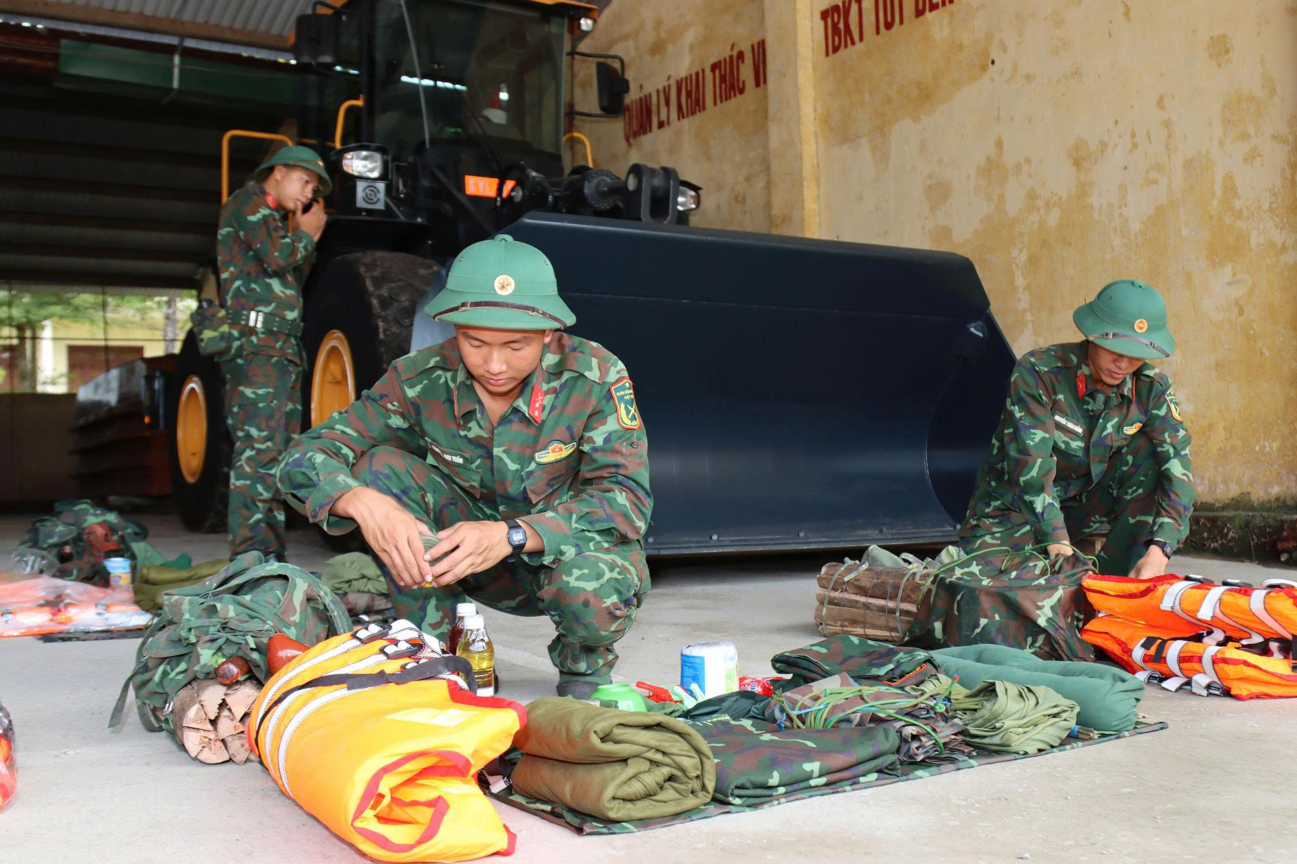 Bộ đội tham gia ứng phó bão số 13 Kalmaegi , bảo vệ an toàn cho người dân - Ảnh 3. Bộ đội tham gia ứng phó bão số 13 Kalmaegi , bảo vệ an toàn cho người dân - Ảnh 3.