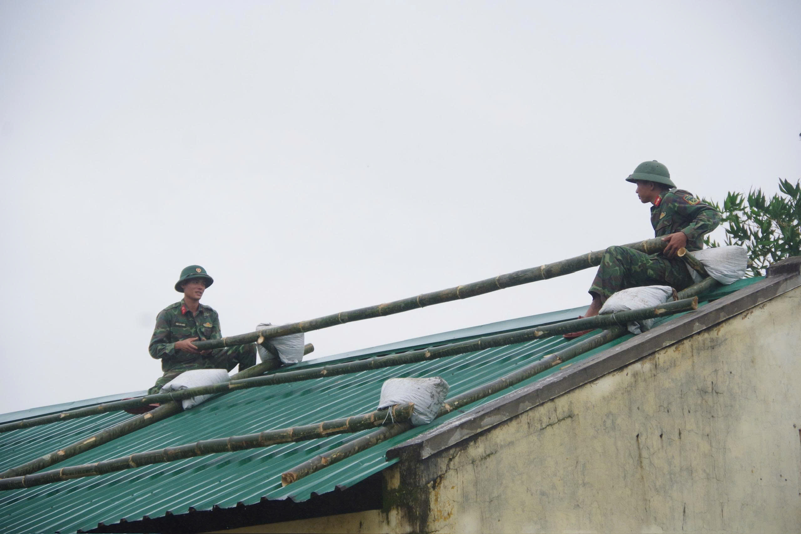 Bộ đội tham gia ứng phó bão số 13 Kalmaegi , bảo vệ an toàn cho người dân - Ảnh 4. Bộ đội tham gia ứng phó bão số 13 Kalmaegi , bảo vệ an toàn cho người dân - Ảnh 4.